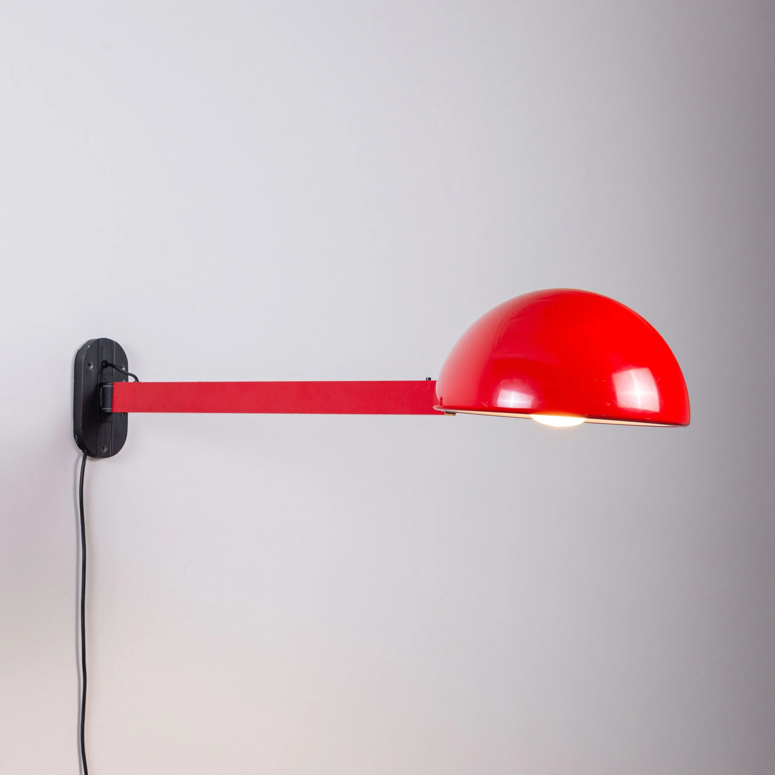 Post-Modern extendable wall lamp in red metal