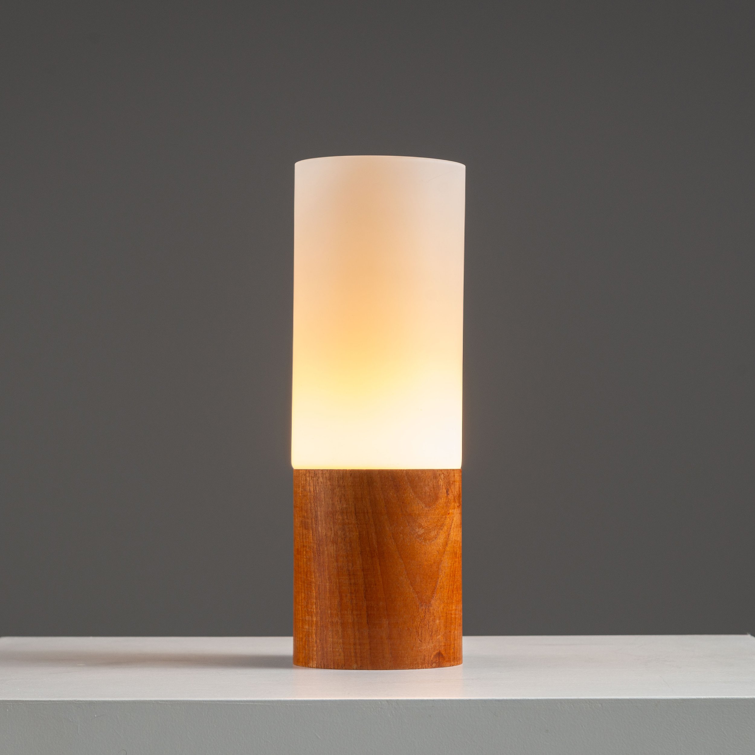 Large cilindrical opal glass table lamp with teak base