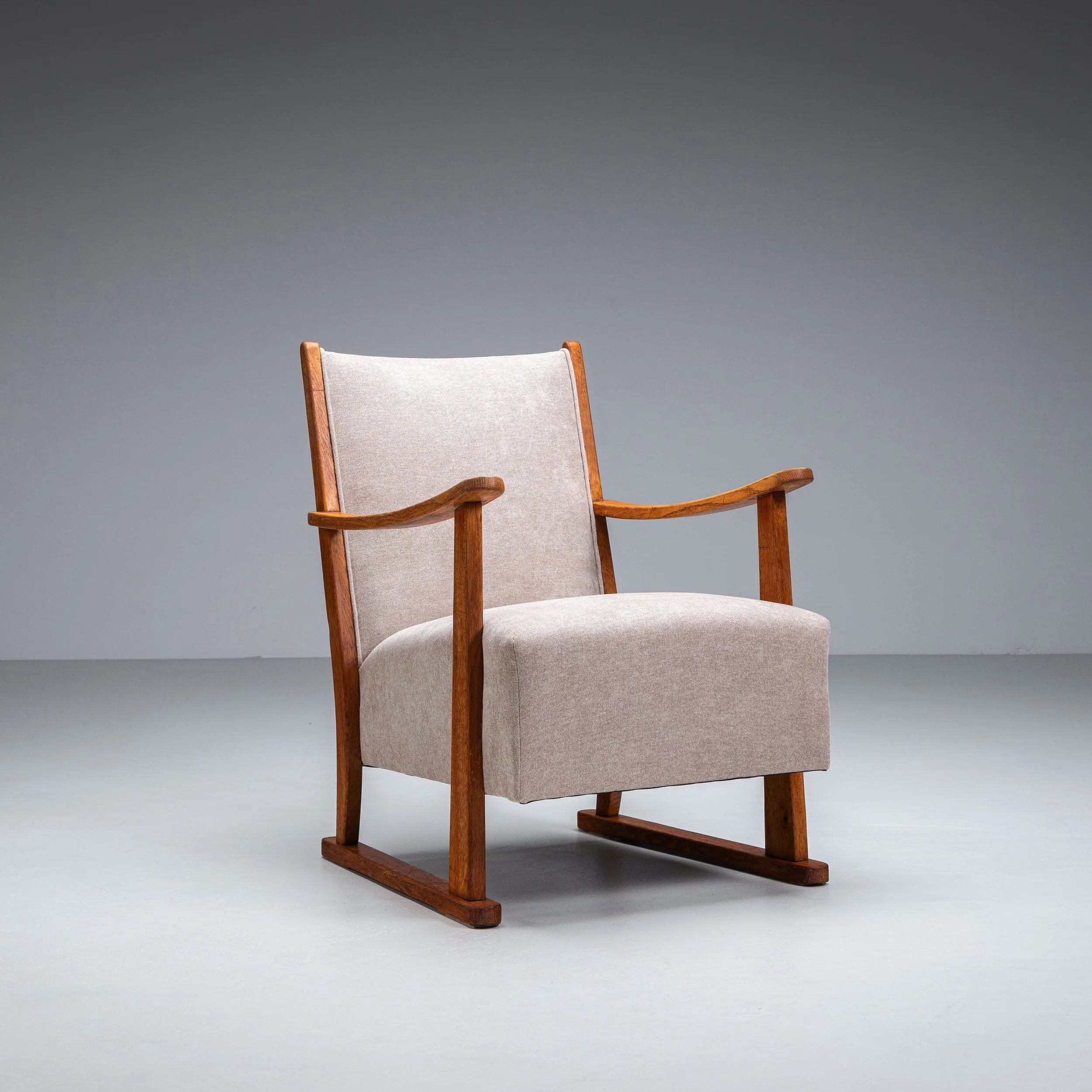 Oak armchair with curved armrests
