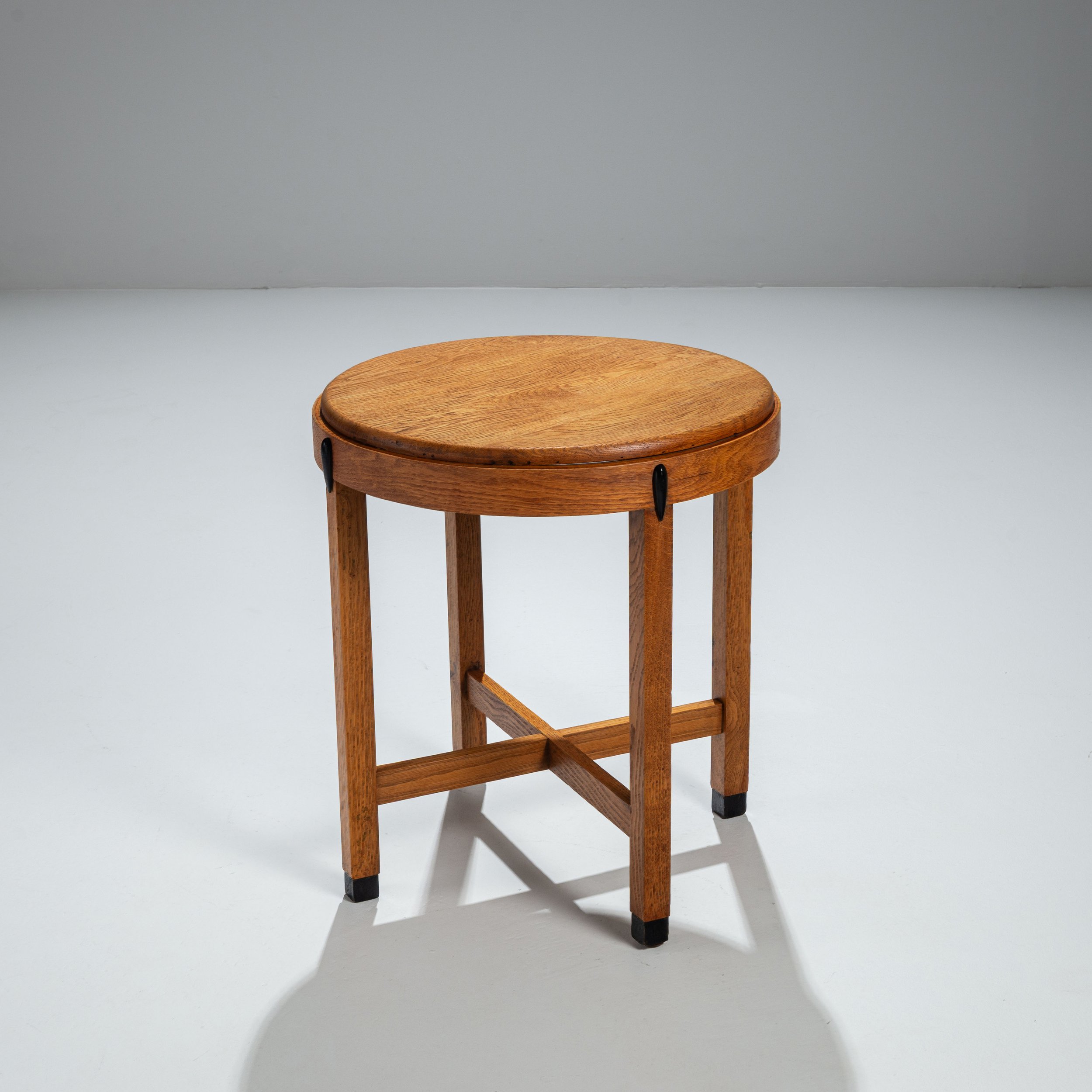 Amsterdamse School round sidetable