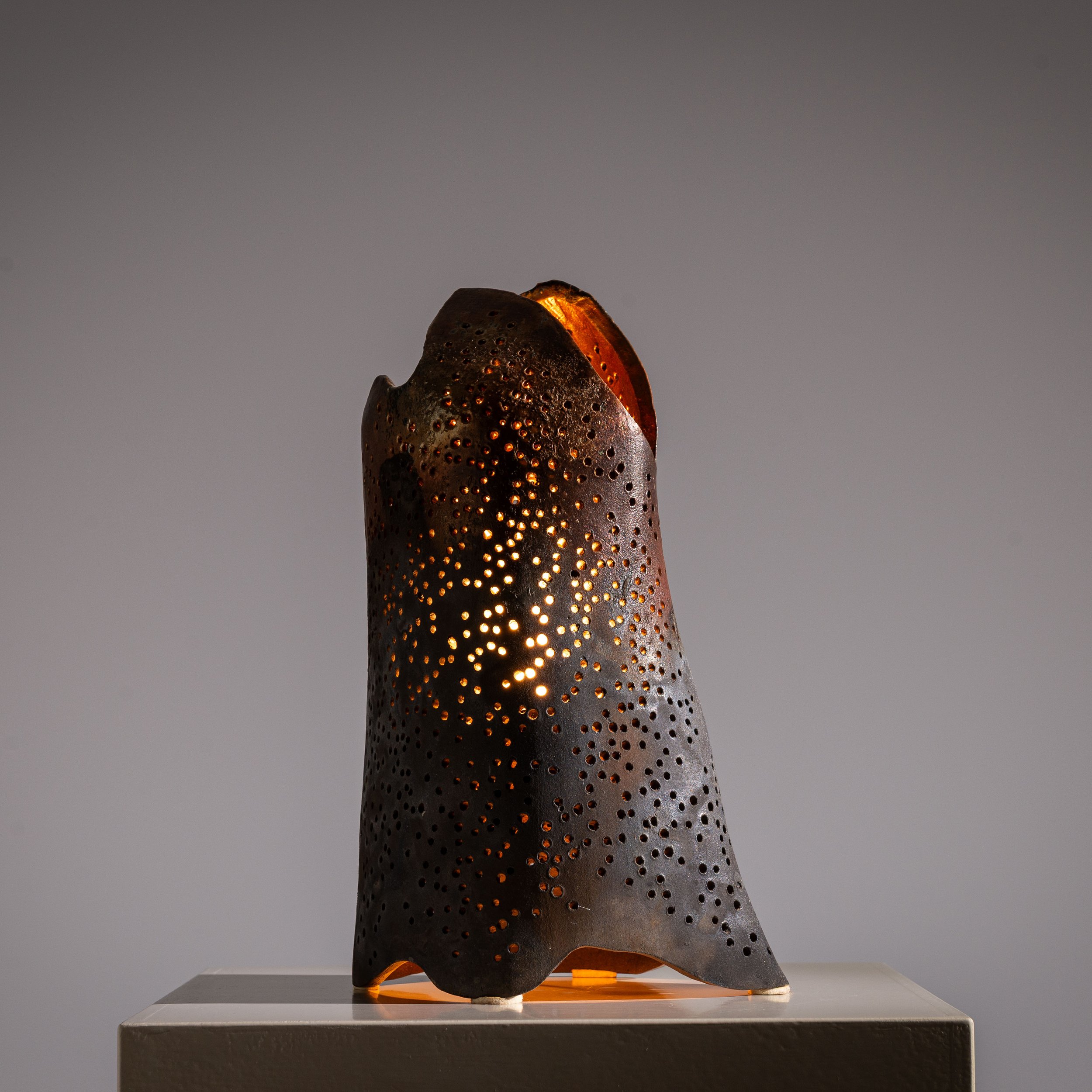 Sculptural ceramic table lamp