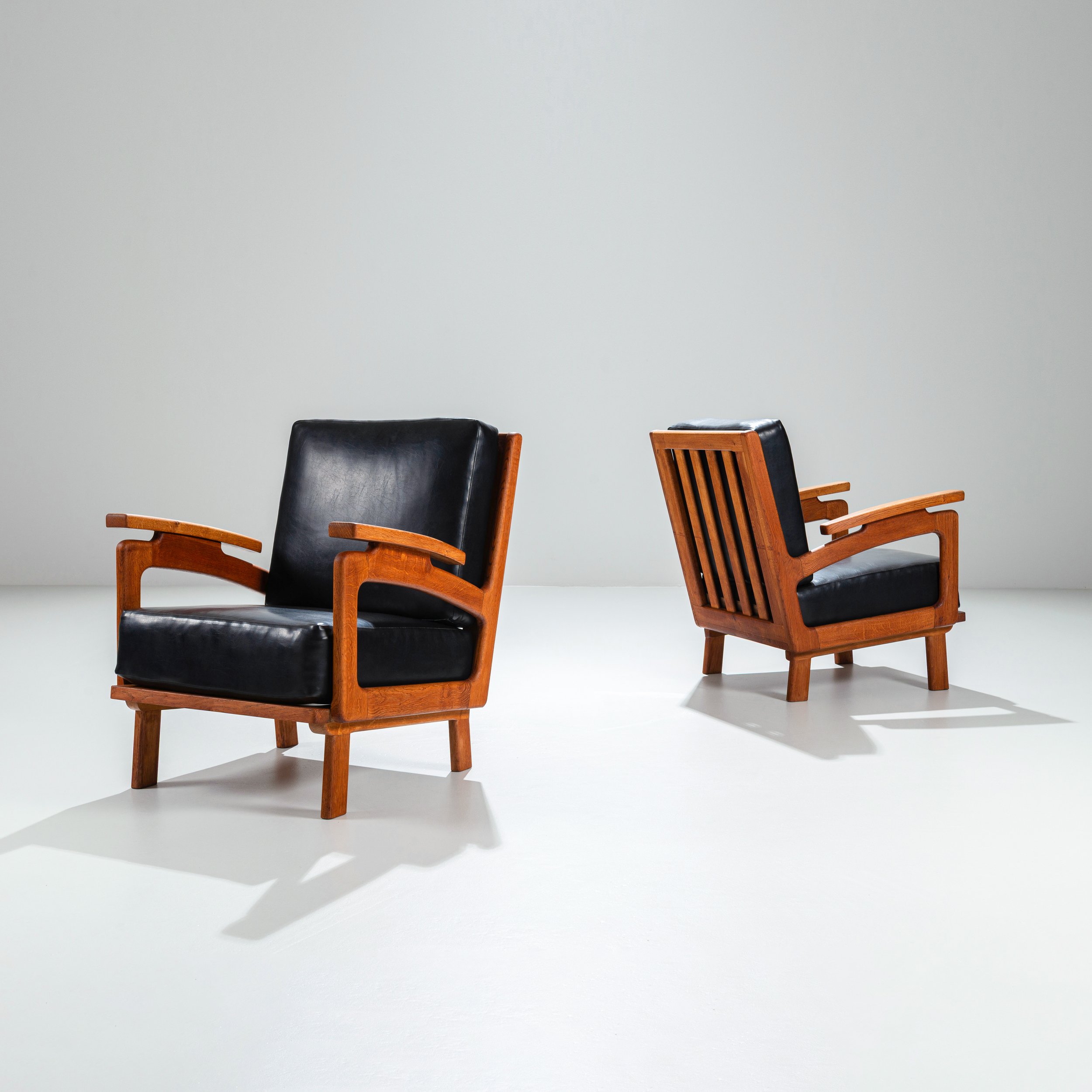 Pair of Belgian lounge chairs in solid oak with leather cushions
