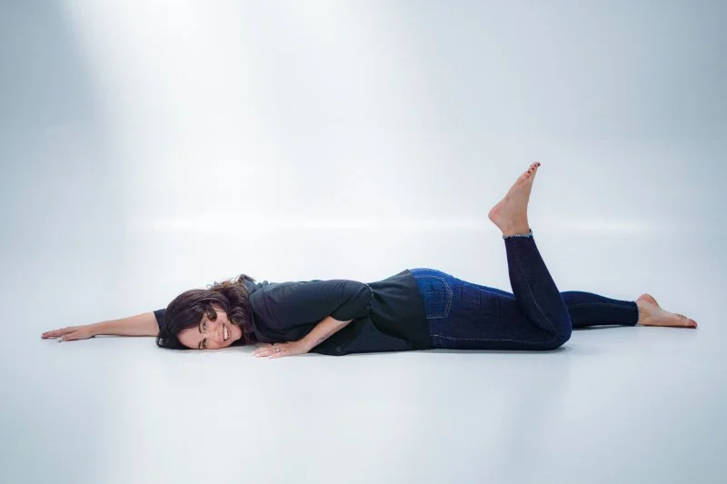 Messaging strategist Chelsea Quint smiling on a white studio floor, from her guide on how to close a sales call.