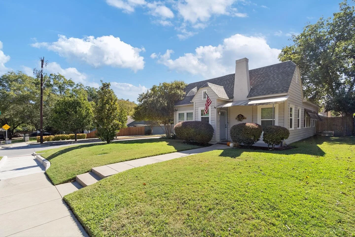 Some homes just feel like Fort Worth. 

4601 Collinwood Ave captures the timeless charm of Arlington Heights, with walkability and modern living. 

Swing by my open house Friday, 10/31 🎃 4p-6p, to see it for yourself! 

And of course, reach out for 