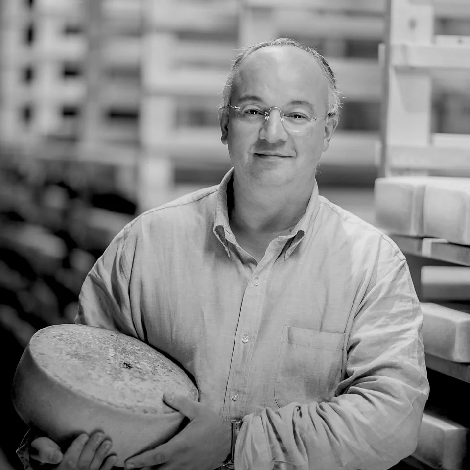 Thomas Berglund, VD på Almnäs  håller i en ost.