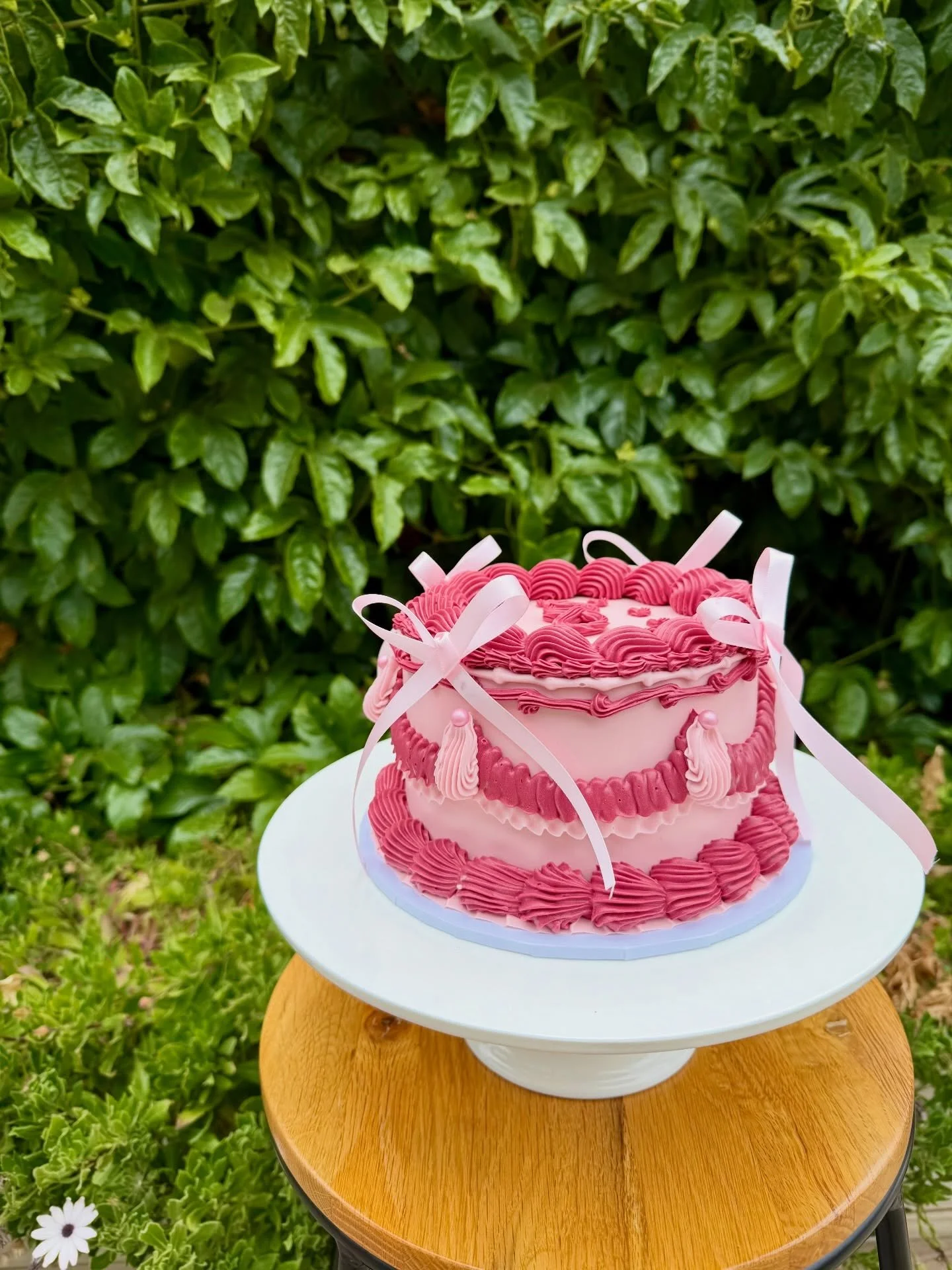 A cute little mini for a lovely friend of mine who&rsquo;s been a supporter of my business since well before it was even a business!  Her daughter&rsquo;s baby shower cake was my first ever paid cake, and now this cake is for her 8th birthday 😳😳

#