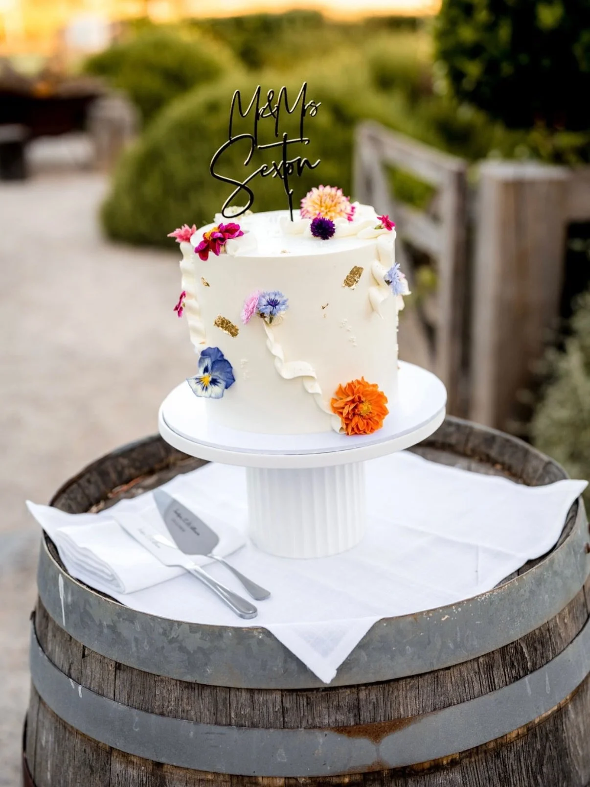 Indya and Will ✨

At Basil&rsquo;s Farm with edible flowers from @sprouthousefarms 
Beautiful 📸 by @ashhughesweddings 

#glutenfreecakes #geelongweddings #geelongglutenfree #geelongsmallbusiness #OhEmGitsglutenfree