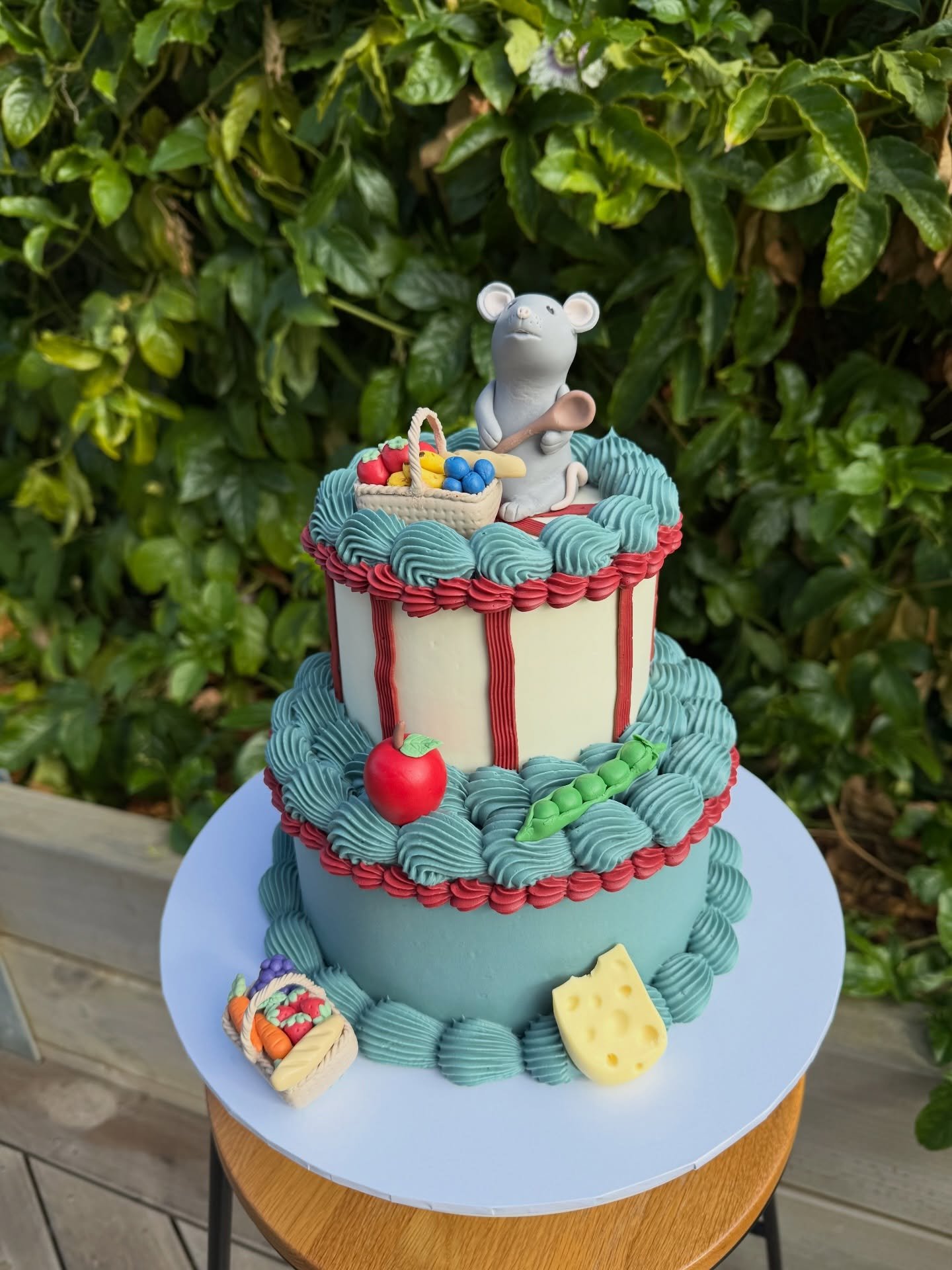 Just a cute little rat and his picnic 🐀 🧺 

I wish I could take the credit for these cuter than cute little pieces, but fondant is not where my skills lie, so the incredible Mel of @top_this_cake took the brief and absolutely crushed it by making t