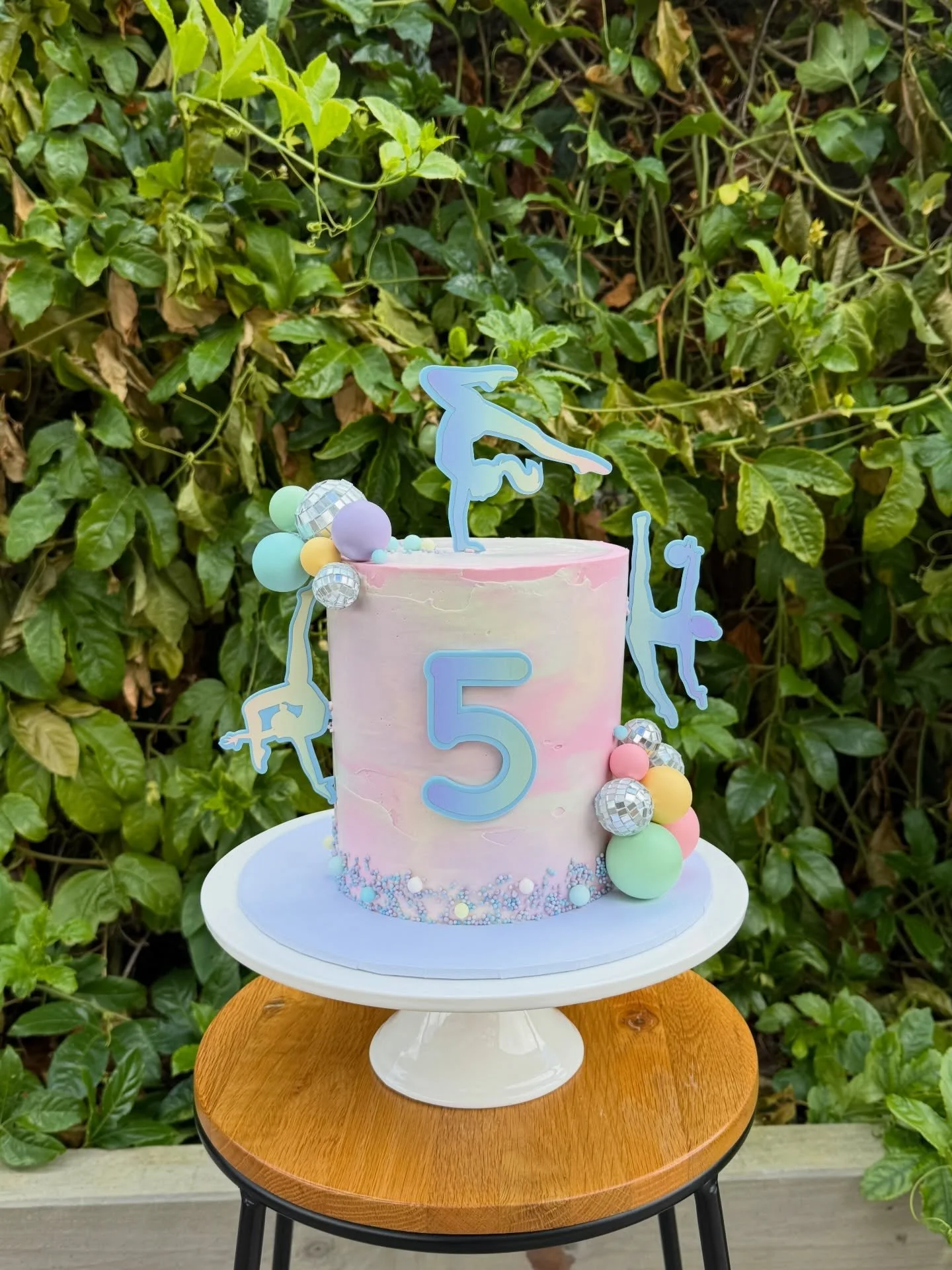 For a gymnastics loving girlie 💁🏼&zwj;♀️🤸 

With cute toppers from my go to @producedbygosh 

#glutenfreecake #gymnasticscake #geelongglutenfree #geelongsmallbusiness #OhEmGitsglutenfree