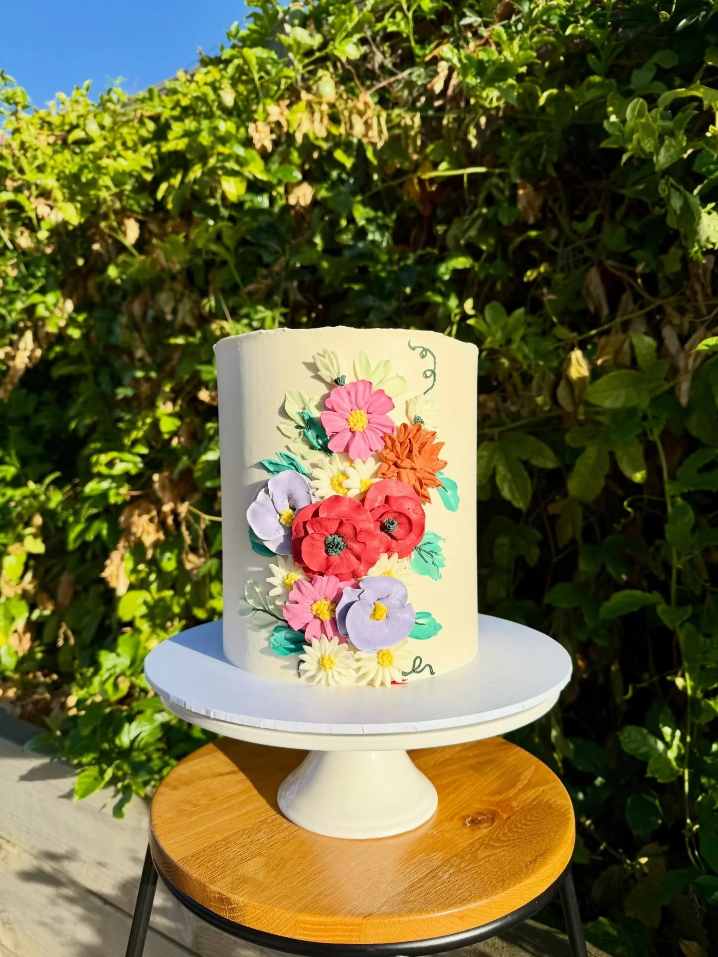 More of these buttercream flower cakes please 🙏🏼😍

This cake was inspired by the birthday girl&rsquo;s tattoo which represents her family, using flowers from each of their birth months. 

#glutenfreecakes #buttercreamflowercake #geelongglutenfree 