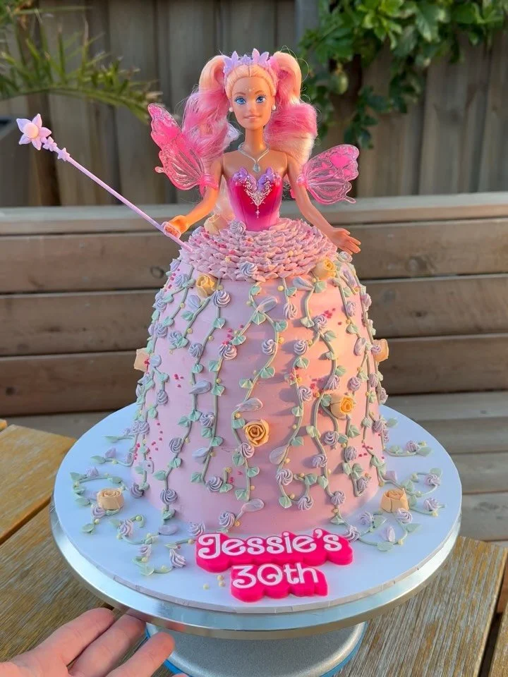 Hey Barbie 👋🏼 

First Barbie dress cake ever for me, and how much fun that it was for a 30th?! 

Cute name topper by @producedbygosh 

#geelongweddings #barbiecake #geelongglutenfree #geelongsmallbusiness #OhEmGitsglutenfree