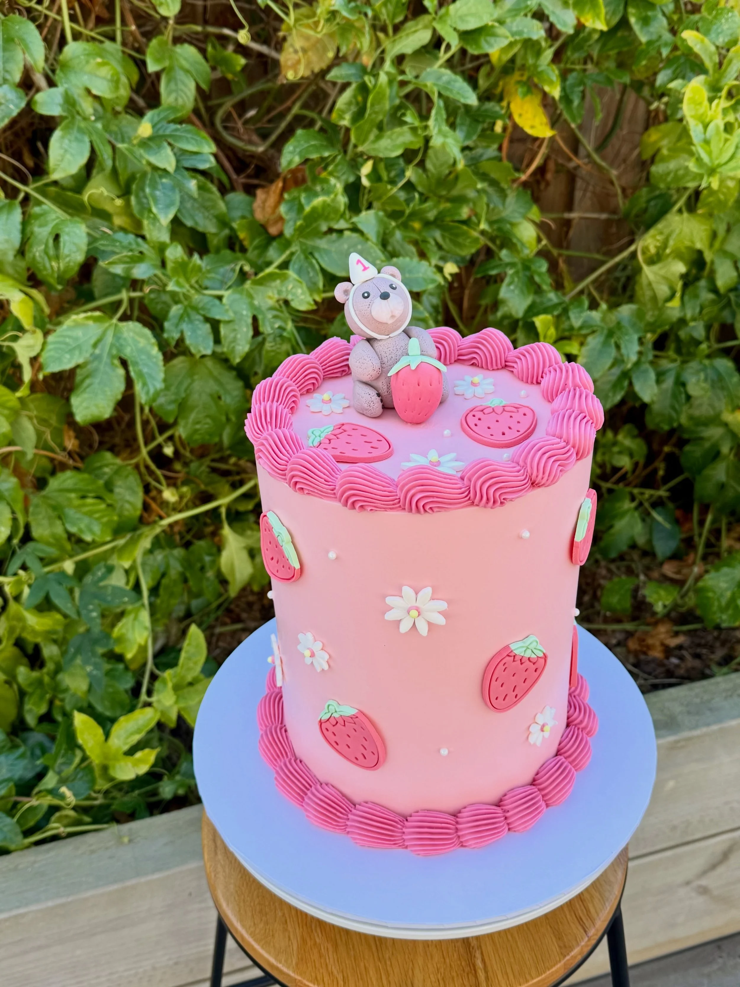 A berry first birthday 🍓🐻 

And she&rsquo;s vegan 💁🏼&zwj;♀️

#glutenfreecake #vegancake #firstbirthdaycake #geelongweddings #geelongglutenfree OhEmGitsglutenfree