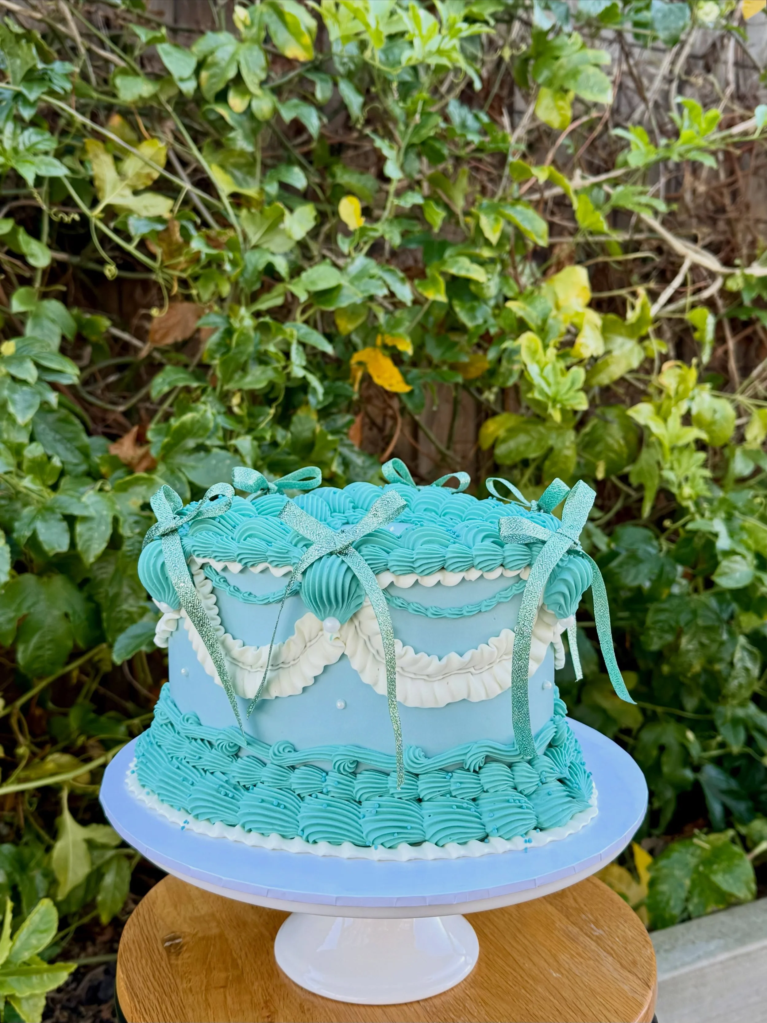 30th vibes 🩵🤍💚

#glutenfreecake #vintagecake #geelongsmallbusiness #geelongglutenfree #OhEmGitsglutenfree