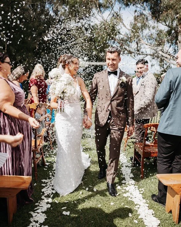 nailing the confetti or petal toss...
it doesn't sound like rocket science, but there is an art to it. and you bet your butt i let your guests know how to throw it 'up and over' so we really nail that photo op!! 🤌🏼

📸 @1.moment.prod 
📍 @butterfly