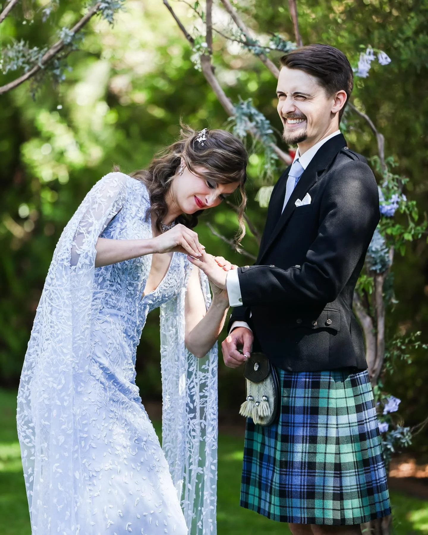 if it don't fit - we'll make it fit ✌🏼

📸 @caitlinmayweddings 
📍 neil's parents home

#melbournecelebrant
#weddingcelebrant
#melbournewedding
#weddingceremony
#inclusiveceremony 
#modernwedding 
#tietheknot
#letsgetmarried
#youngcelebrant
#modernc
