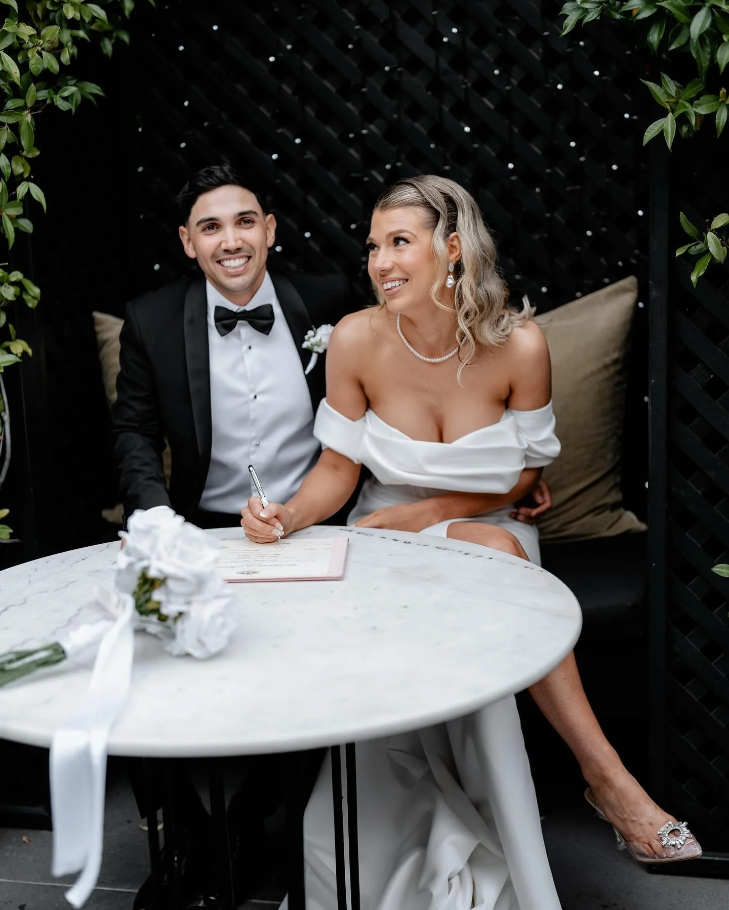 there's a million reasons why i prefer signing after your ceremony, rather than during.
but the number one reason is this! 
this look, this smile, this feeling! ✨
you get to sit down and enjoy the moment, take it all in.
you get to breathe and look a
