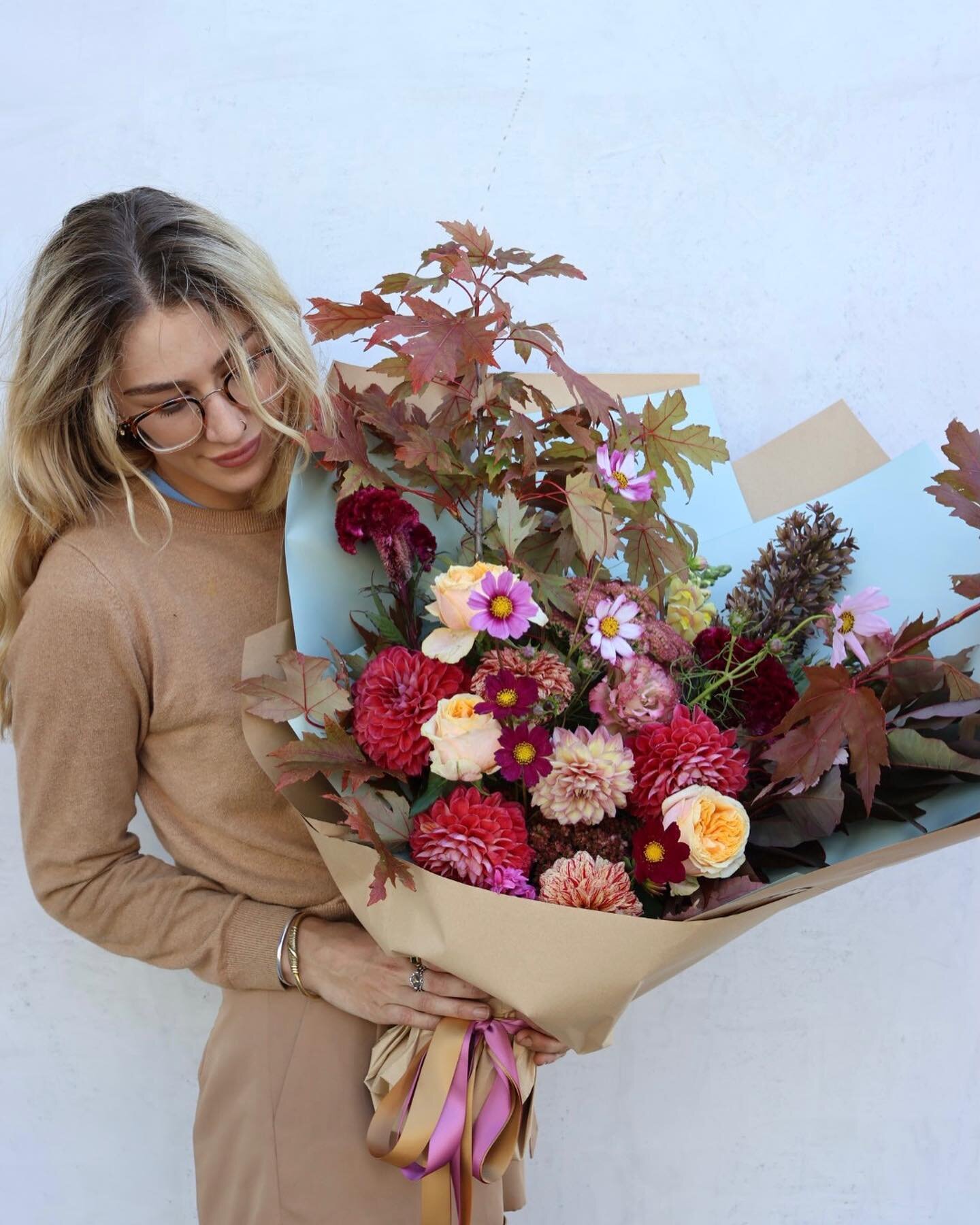 New online 🍂🍁Our Autumn lust 🍂🍁 

for the whole season of autumn we will have a florist choice in autumn style. think big lush deep foliage, rich colours and texture. 
order yours online today! www.pashflowers.com.au 

#autumn #autumnflowers #fre