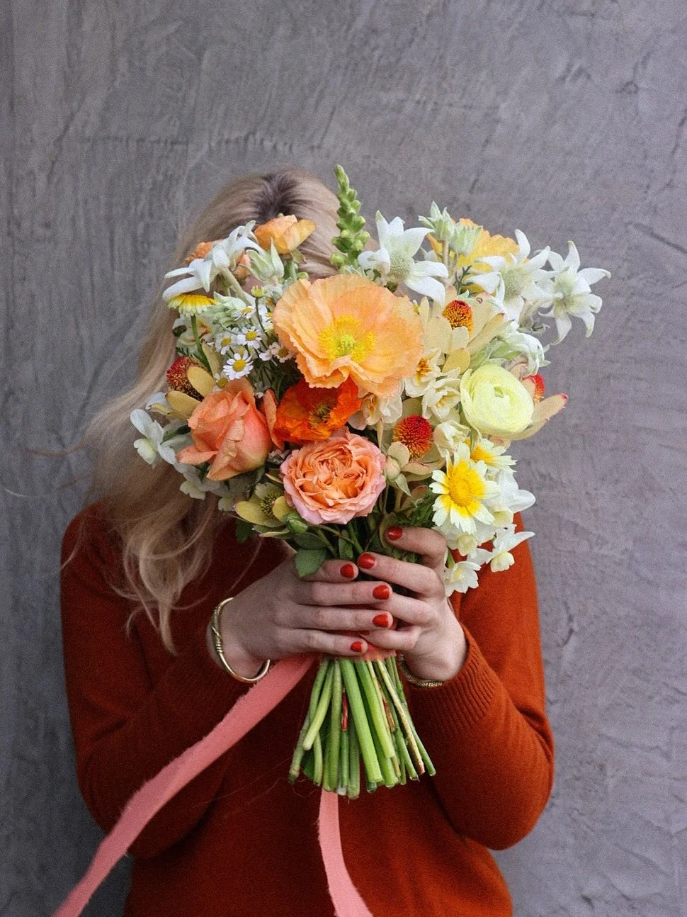 A soft, delicate garden bridal in the happiest palette 🍊✨

Bright orange tones mixed with fresh whites, poppies, flannel flower, ranunculus and chamomile, all loose and floaty like they&rsquo;ve just been picked from the garden.

It just screams hap