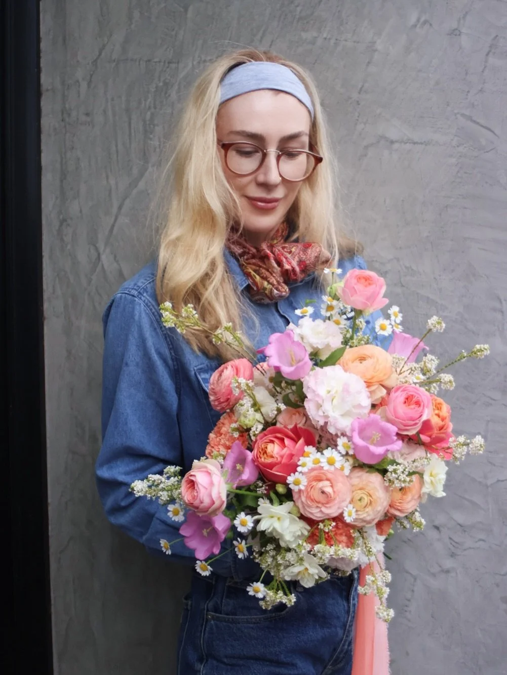 Spring garden goodness 🌸🎀🌼

A big, fluffy spring bridal bouquet with her matching maids 💕 Full of pretty pinks, peachy bits, little daisies and all the floaty garden goodness.

Finished with long coral ribbons for an extra touch of romance 💕 

C