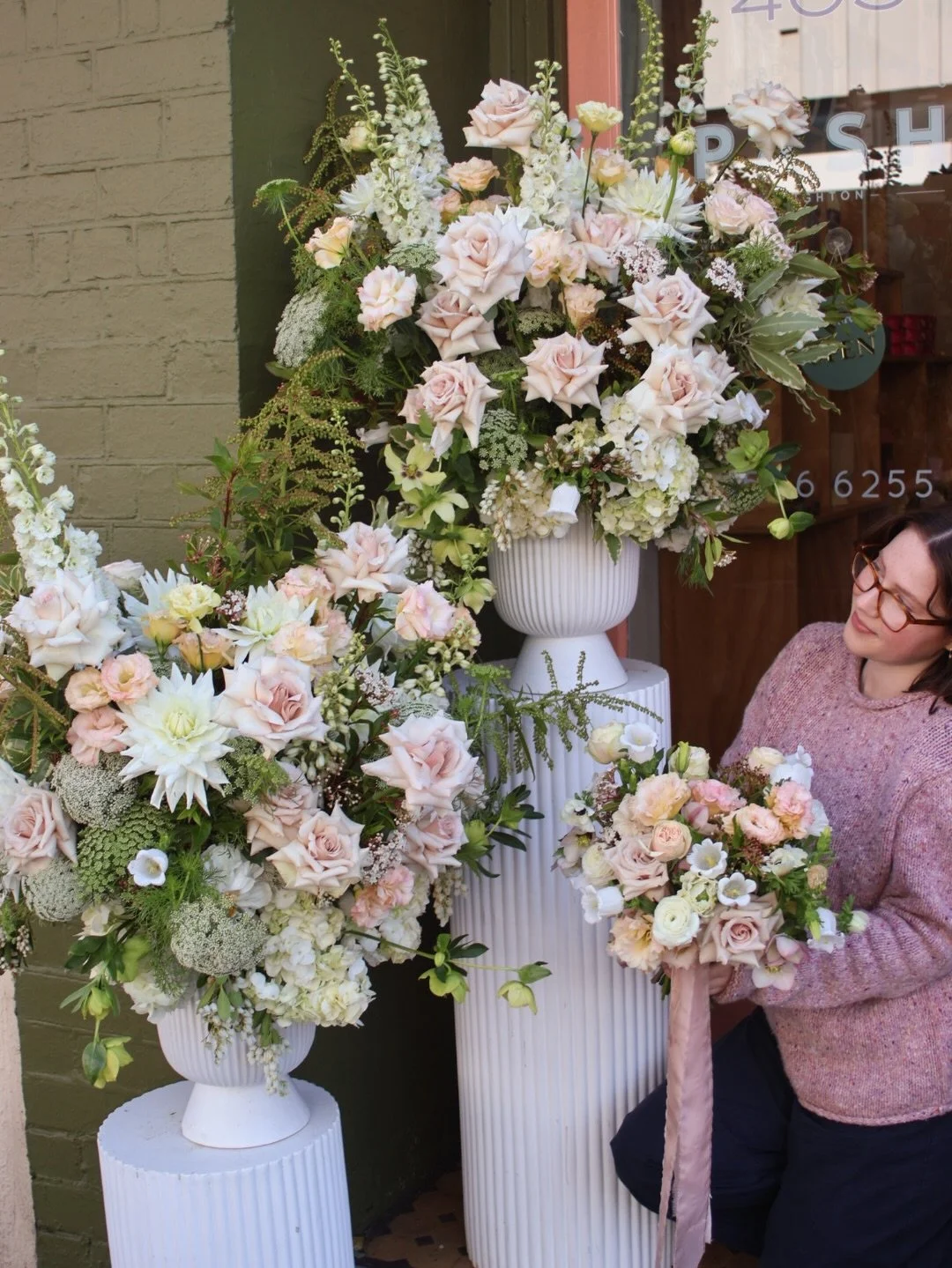 Antique soft tones, fluffy garden style urns and the dreamiest bridal bouquet finished with long floaty ribbons 🎀

Romantic, a little whimsical and very Pash 🌸

#PashFlowers #MelbourneFlorist #MelbourneWeddingFlorist #WeddingFlowersMelbourne #Garde