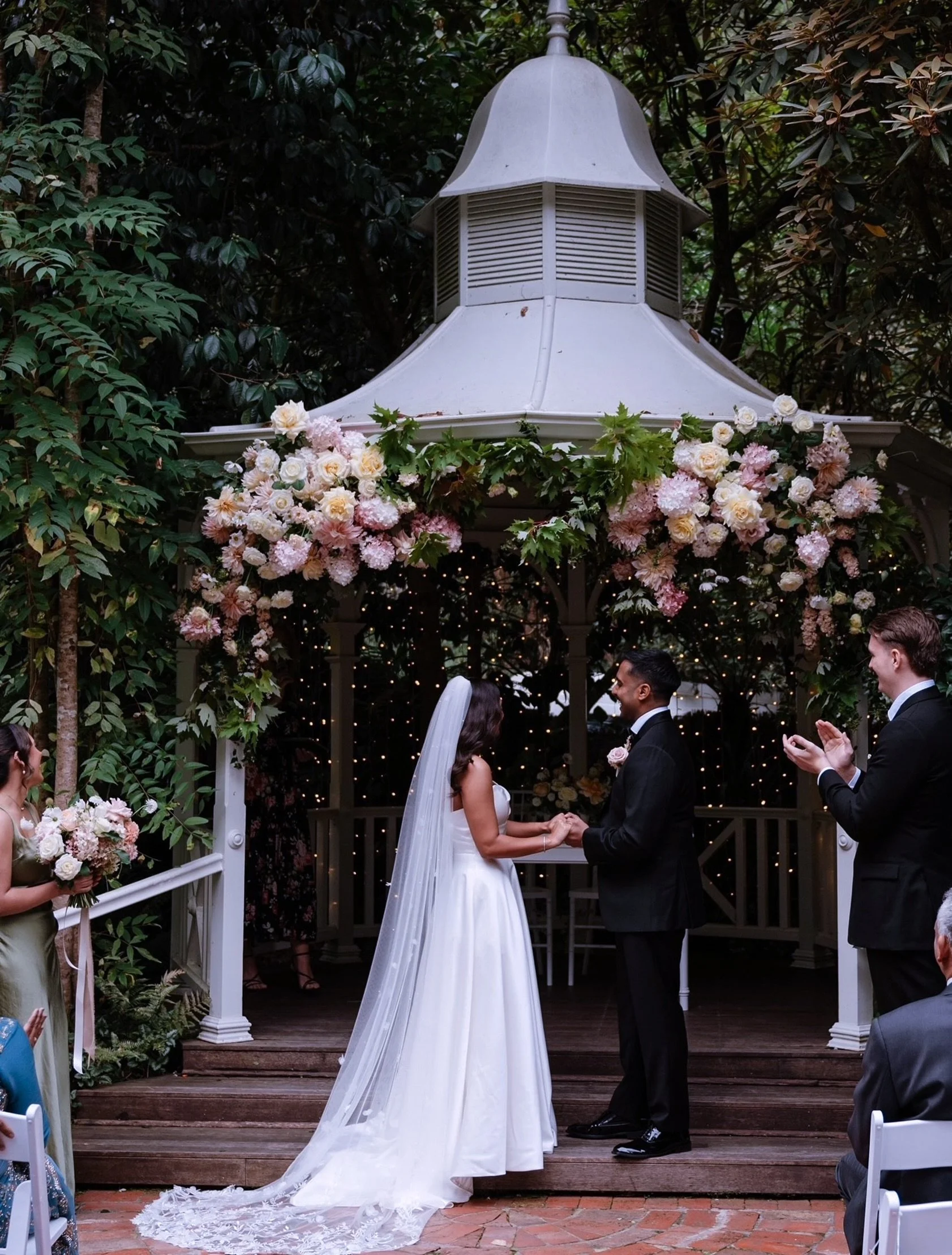 Fairytale moments under a cloud of fluffy paste blooms 

#weddingfloristsmelbourne #weddingflowers #pashflowers