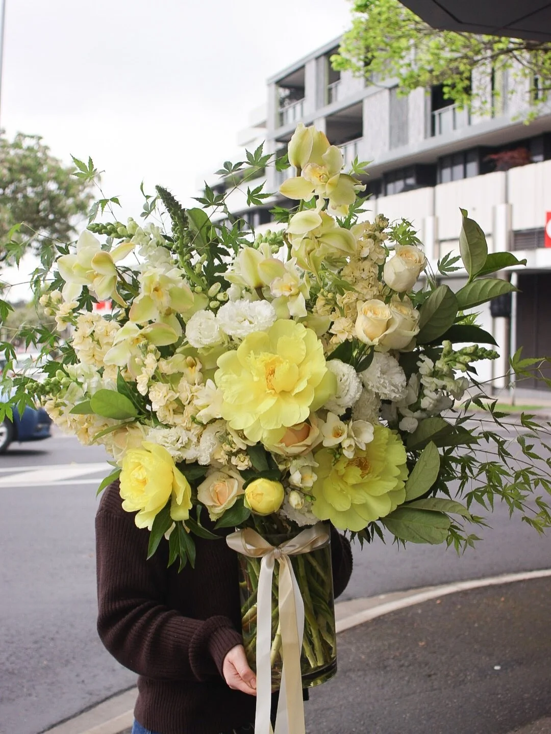 Citrus abundance 🍋&zwj;🟩! a beautiful statement vase with all the spring goodies, tree peonies, mock orange, freesias, garden roses and the stunning cymbidium orchids 🍋🍋

#melbourneflorist