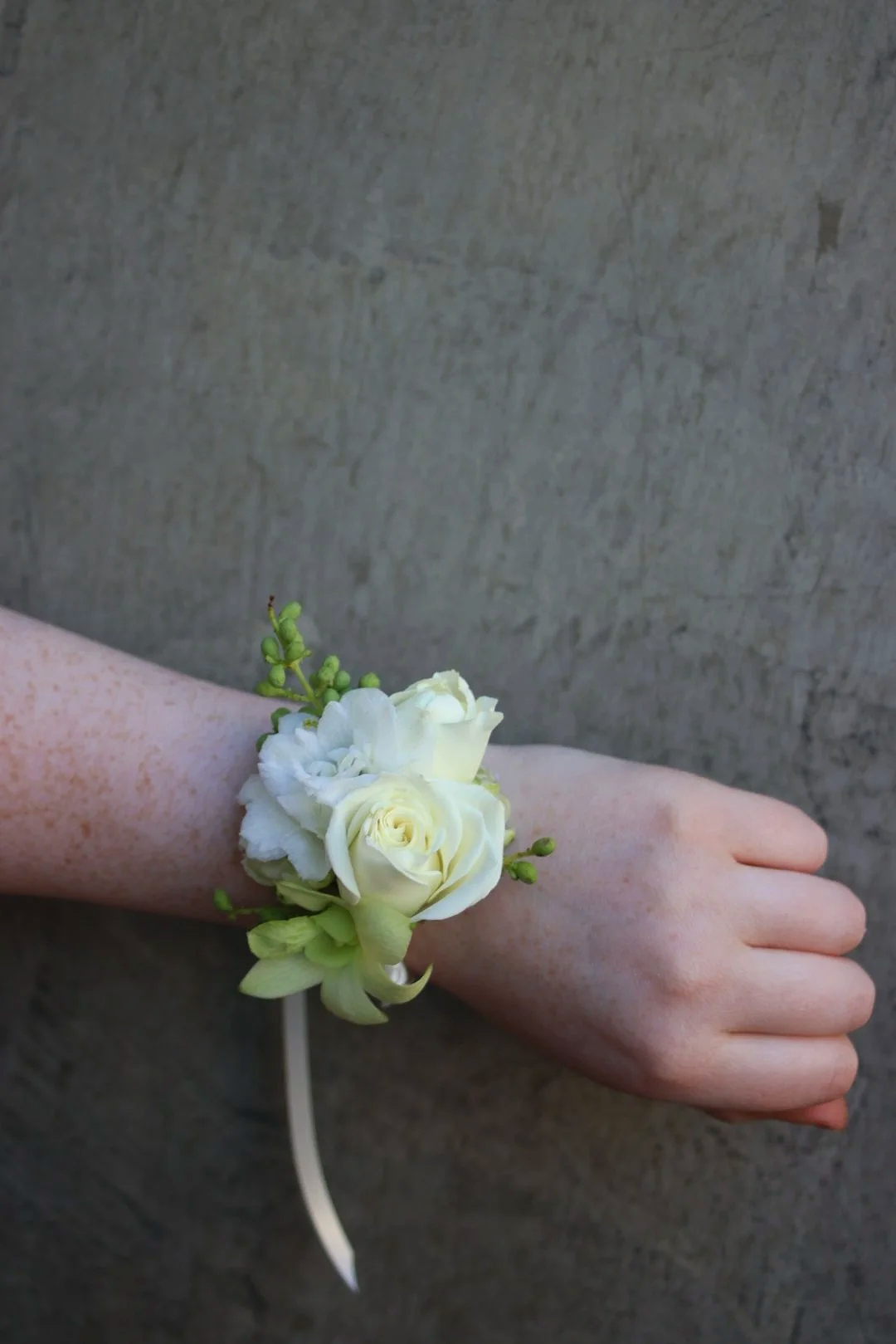 Formal_Corsage_white_and_green