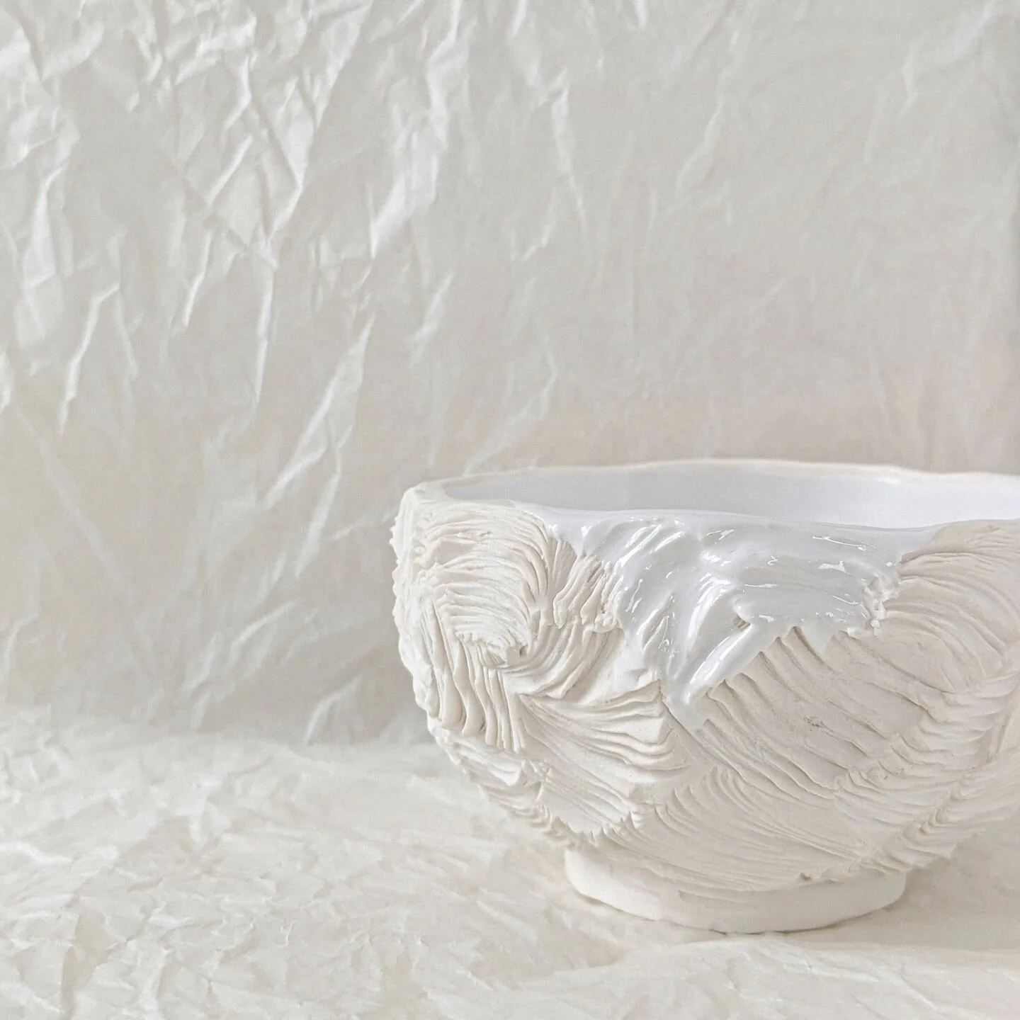 White on white ⚪
.
.
.
.
#ceramicistsofinstagram #ceramicartists #handbuiltpottery #handmadeceramicart #handmadepotterybowl #handbuiltceramics #handbuildingwithclay #clayforclaycommunity #керамикаручнойработы #керамиканазаказ #керамикаспб #гончарноед