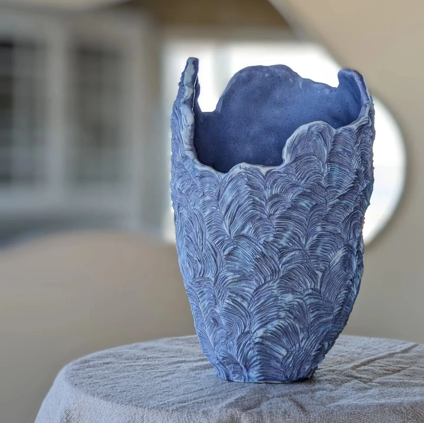 It's hard to find a good purple glaze that's not too shiny and tacky. And it's hard to find a matte glaze that doesn't look too flat and two-dimensional. But when that lavender craving knocks on your door, you have to make it work😅

What do you thin