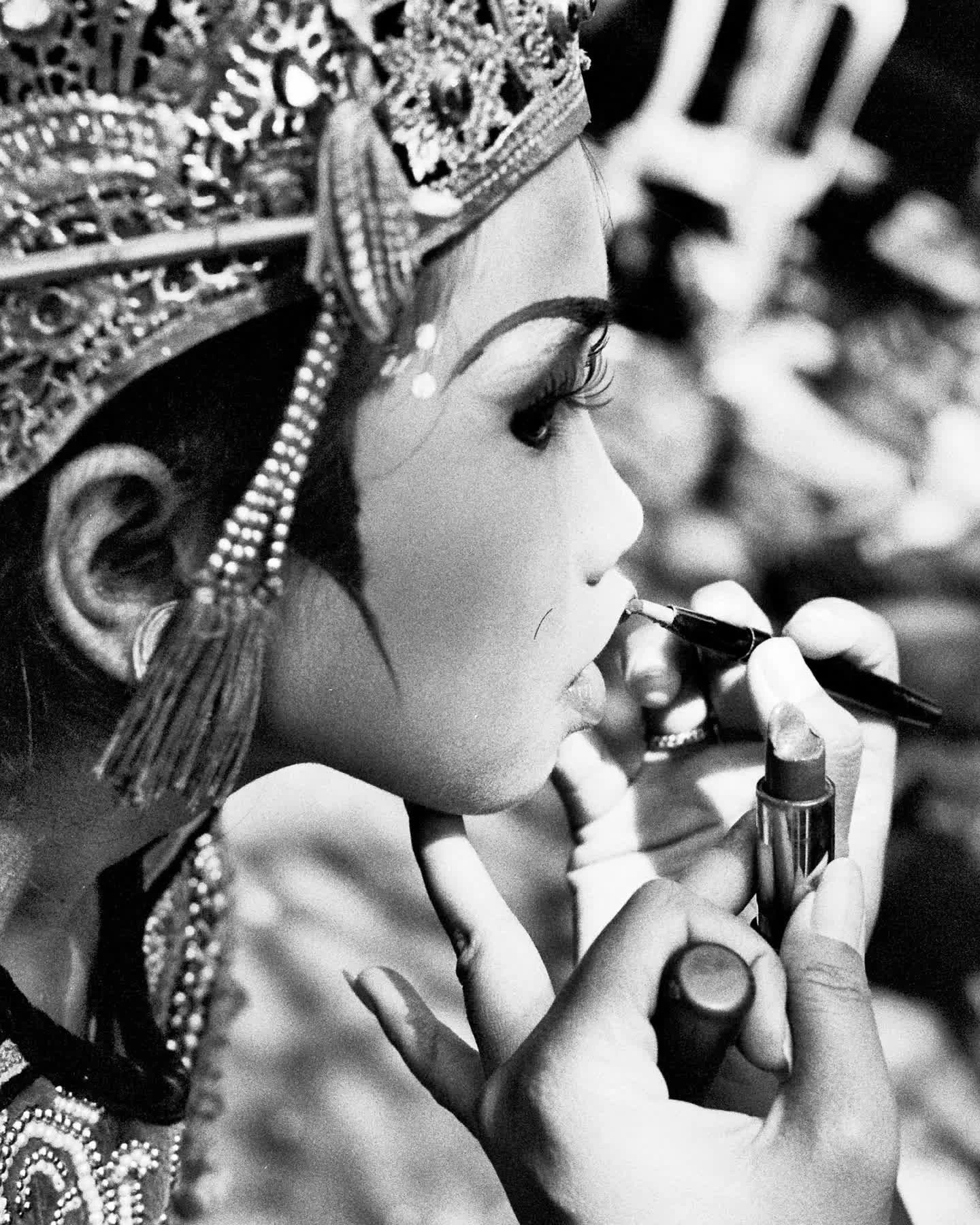 This black &amp; white beauty captures the timeless art of Balinese dance &mdash; a tradition that dates back over 1,000 years, blending storytelling, ritual, and pure expression.

Swing by the gallery today from 9am &mdash; we're open daily and alwa