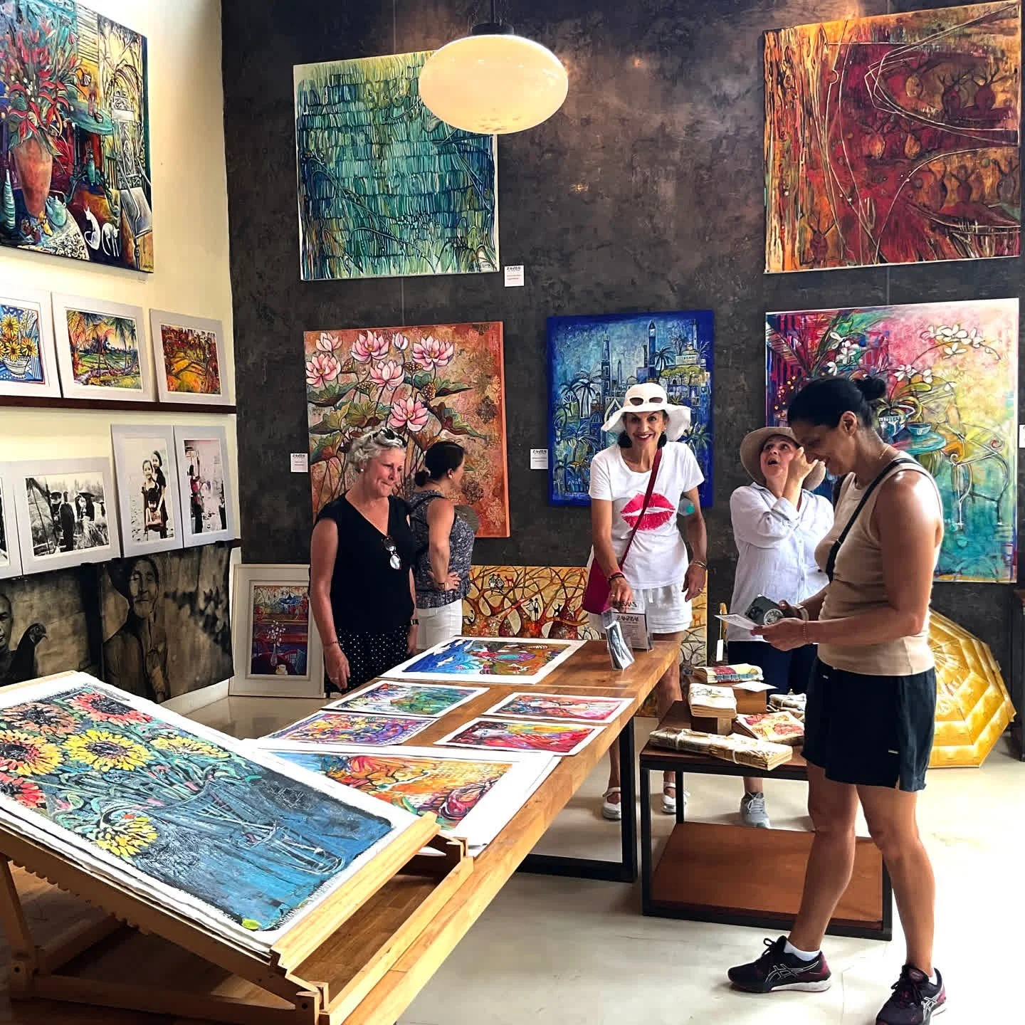Weekends in Ubud are made for wandering.

Morning coffee, a walk through the streets, maybe a market visit&hellip; and a little art discovery along the way.

If you're out exploring today, stop by Zanzibar Art House Gallery and take a look around. Th