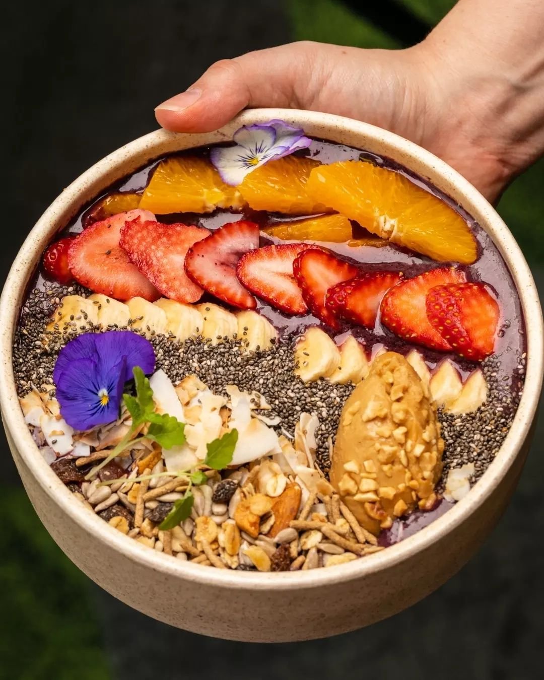 🔍 A clue as to why our Acai Bowl is anything but a basic smoothie bowl: we give you the option to add Biscoff or Nutella (or both!). Who's ready to sweeten up their weekend? 🥣