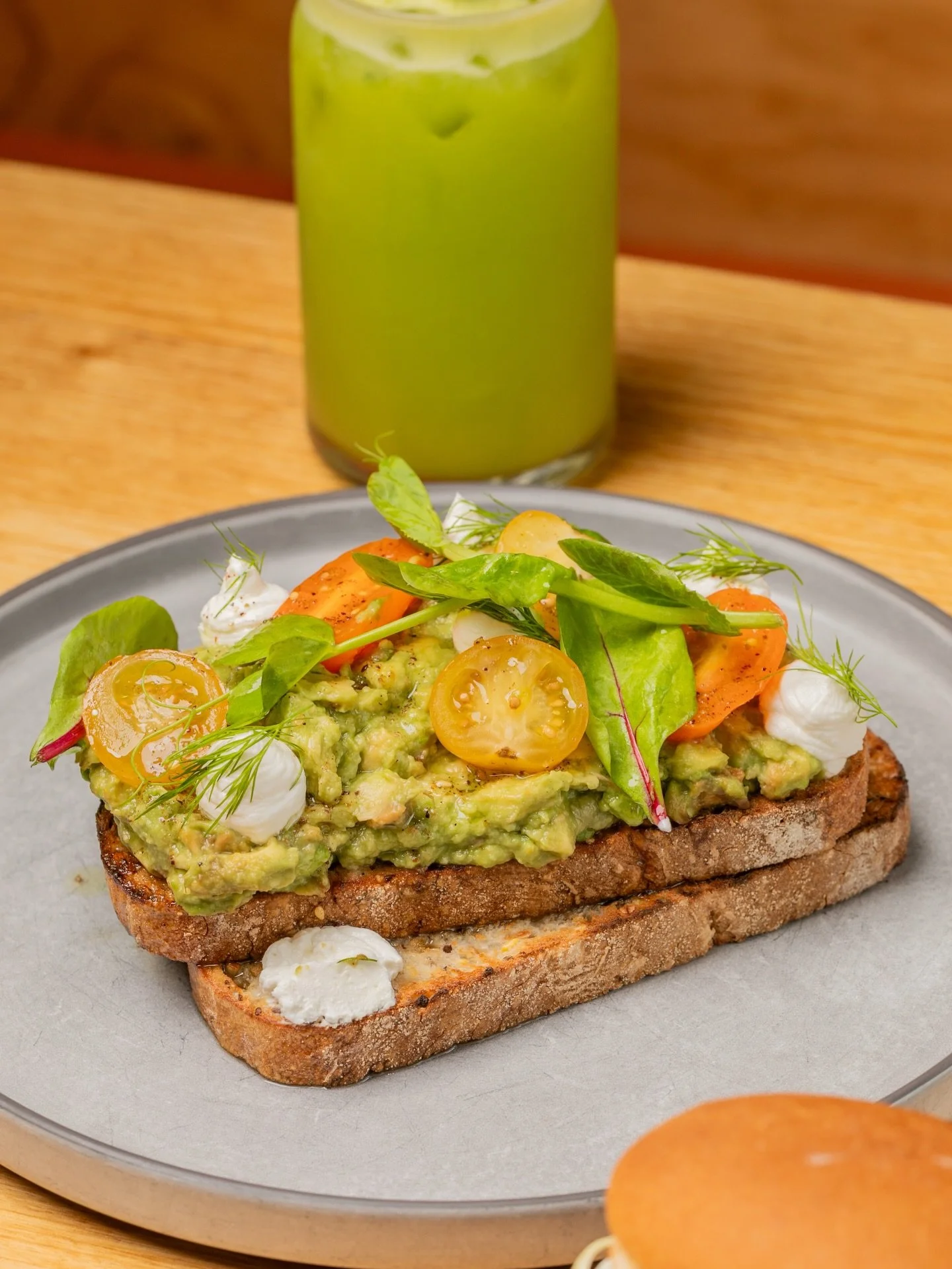 Always a crowd pleaser. 🥑 🍅