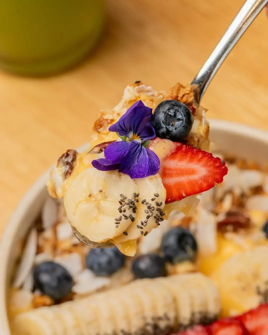 Now that's a scoop of summer 👌🏼 Bright mango, creamy coyo, date caramel and crunchy granola &ndash; our smoothie bowl is how you start a hot day right. ☀️