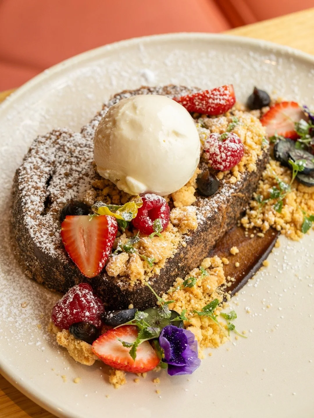 Swipe for a pour that deserves to be in slow motion. ⏩ 🤤

Butterscotch sauce, flowing over thick and crispy banana bread French toast, with seasonal berries, coffee date paste and shortbread crumble, just to make it even more irresistible.

Does bru