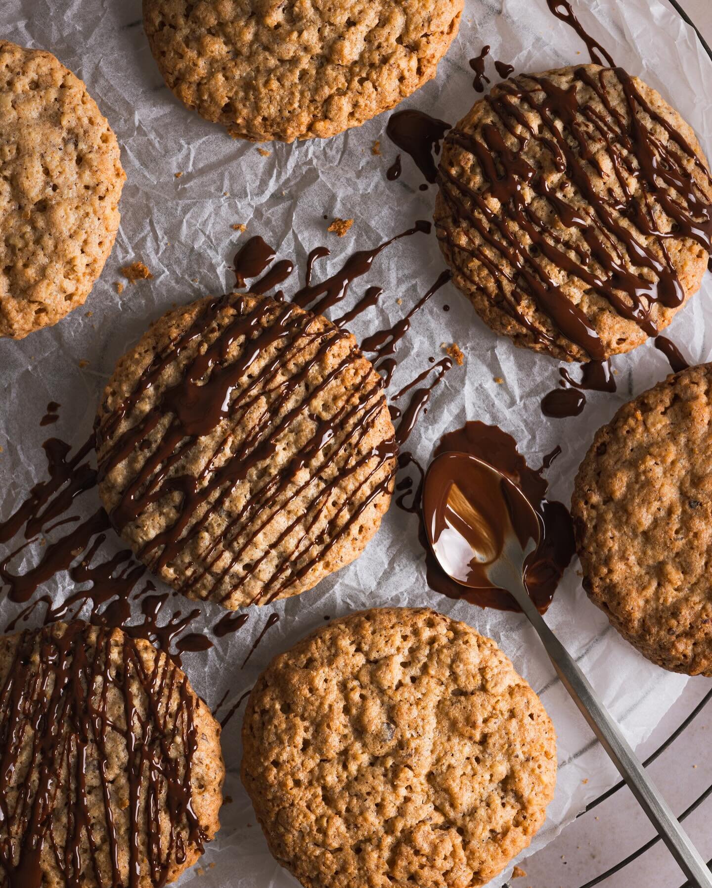 COOKIES 🍪

K&uuml;rzlich hatte ich Hafercookies vor der Linse. 
Gl&auml;nzende Schokolade finde ich immer besonders sexy auf Foodfotos, geht es euch auch so?

#cookies #oatmealcookies #oats #chocolate #foodpic #foodcontentcreator #foodfototgrafie