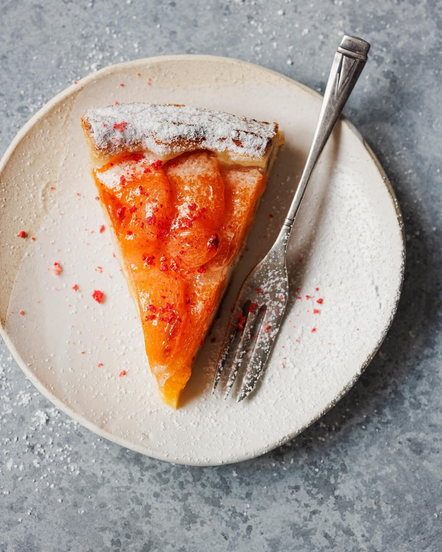 Apricot Tarte 🍑

Zwei von vielen wundersch&ouml;nen Bildern, die ich dieses Wochenende beim gro&szlig;artigen Berlin Workshop mit @haniyeh.nikoo und @georgie_dolling entstanden sind. 📸

Foodstyling by @georgie_dolling 🍑

#berlinworkshop.#foodst