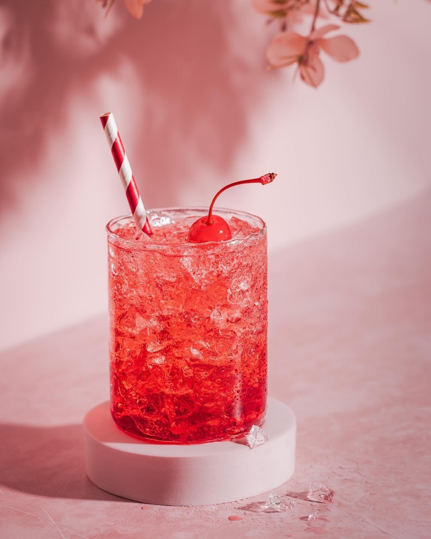 Cheers to all the amazing moms out there! 🍹🍒
⠀⠀⠀⠀⠀⠀⠀⠀⠀
Ein erfrischender Drink mit einer Cocktailkirsche als Kr&ouml;nung &ndash; perfekt, um den Muttertag zu feiern. 
📸 Welches Bild ist dein Favorit:  Bild 1 oder Bild 2? 
⠀⠀⠀⠀⠀⠀⠀⠀⠀
#beveragephoto