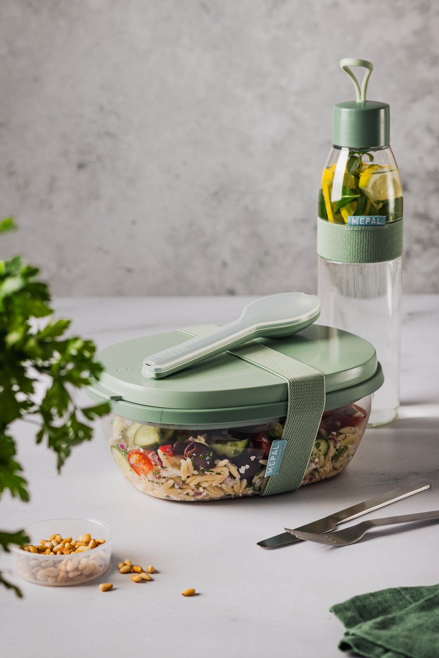 Mepal Lunchbox gefüllt mit einem mediterranen Orzo-Salat.