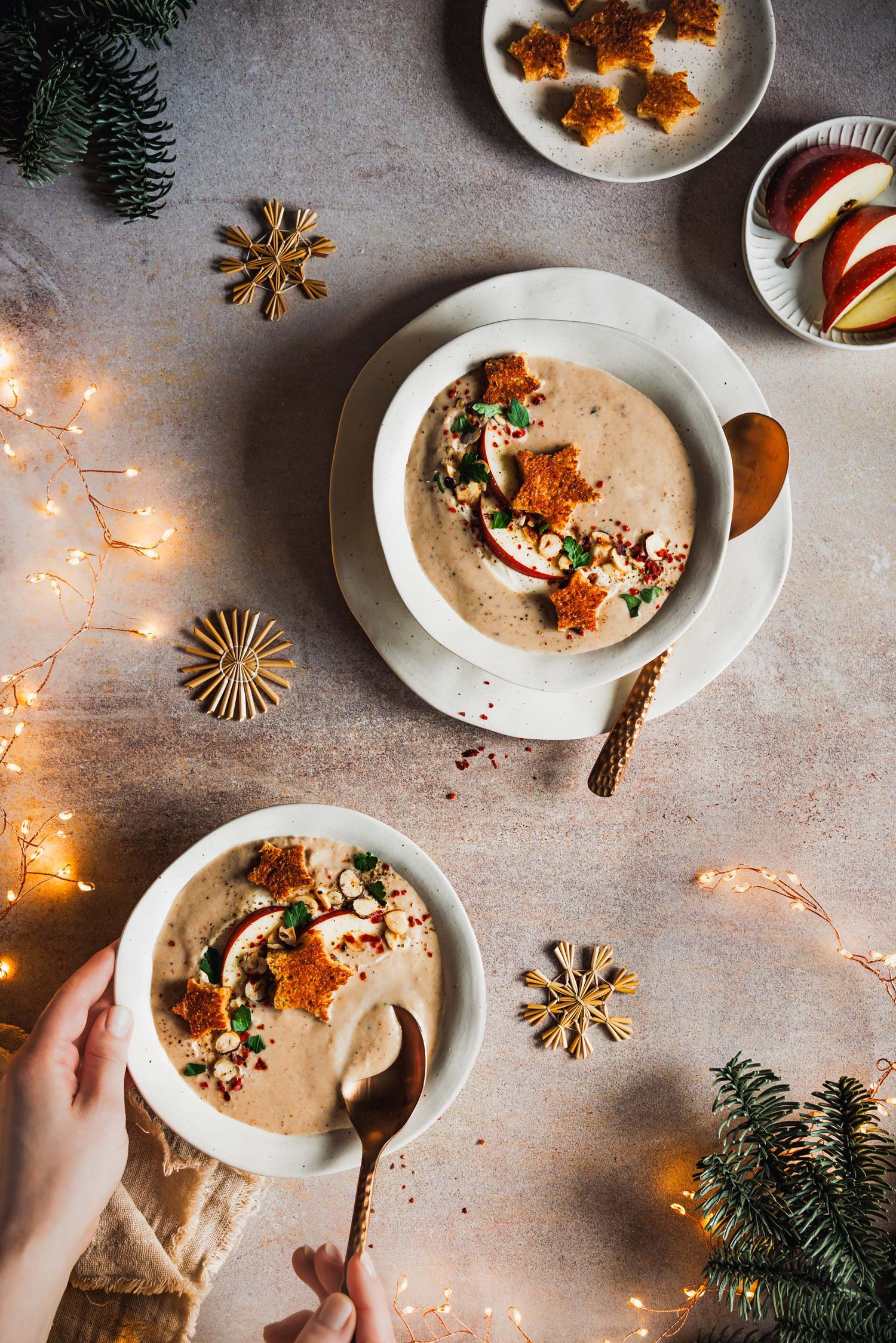 Maronen-Apfelsuppe in zwei Supperschalen und weihnachtlicher Stimmung.