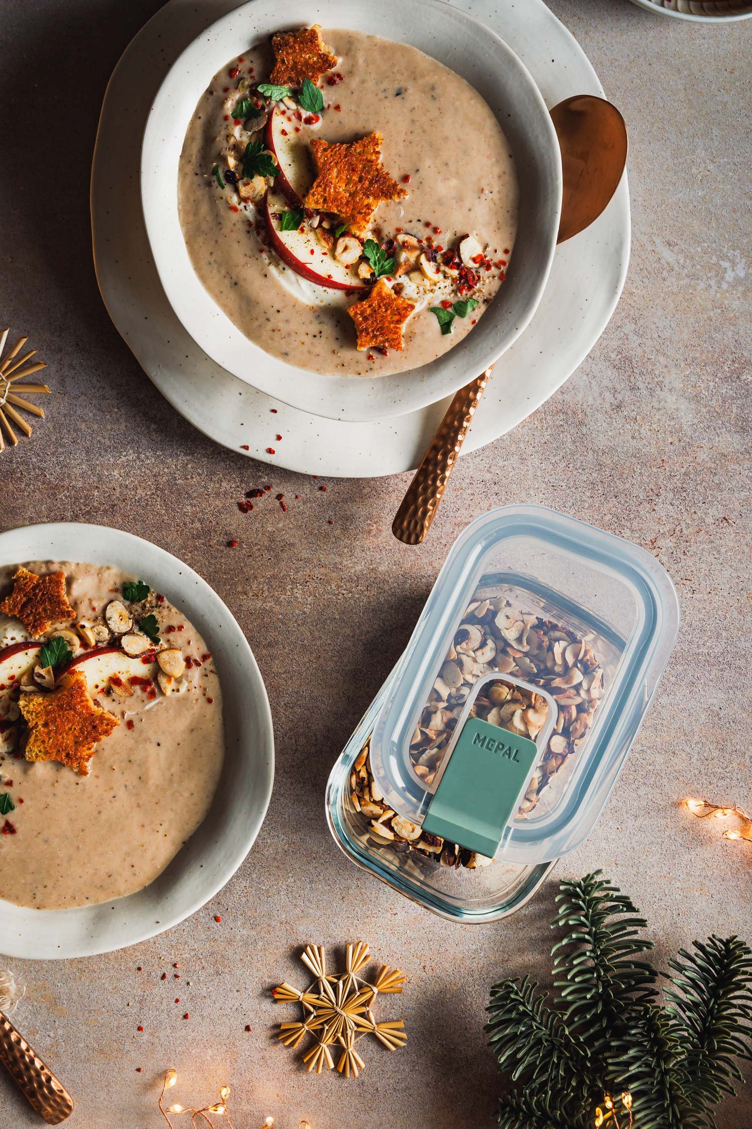 Maronen-Apfelsuppe in weihnachtlichem Setting mit einer Frischhaltedose von Mepal.