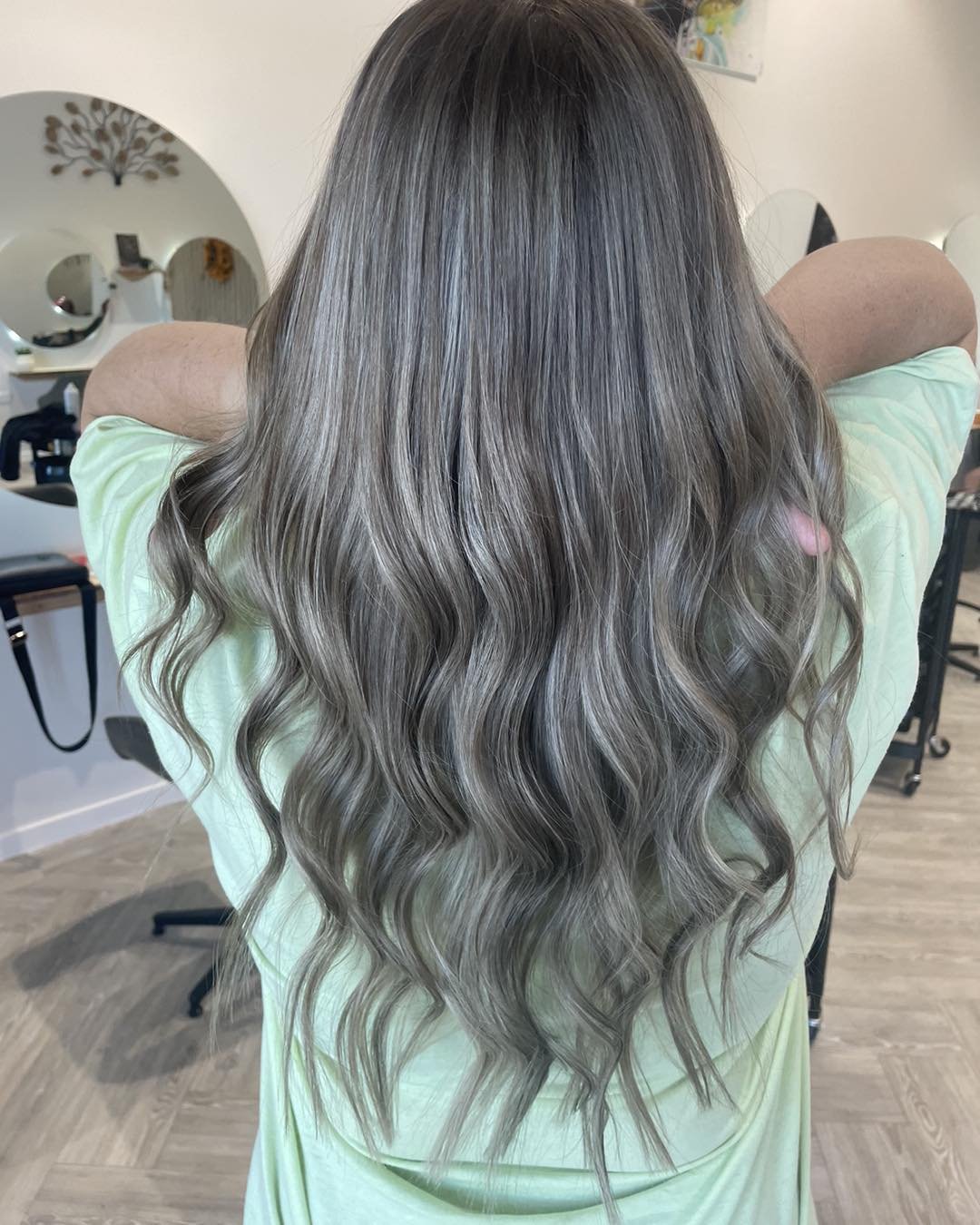 Is this not one of the most perfect Ash Blonde Balayage you&rsquo;ve seen?? 🥰🥰 Created by Sarah. 
Swipe ➡️➡️ for before. 
#ashblonde #babylights #balayage #waves