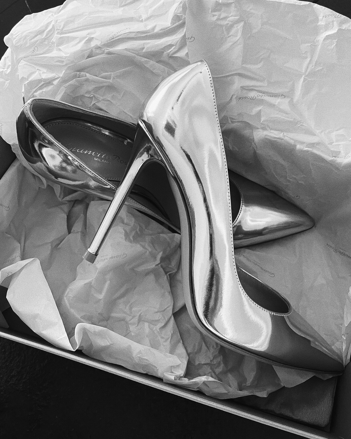 shine bright ✨ chrome bridal heels from @giambattistavalliparis 

#weddingshoes #bridalshoes #giambatistavalli #chromeheels