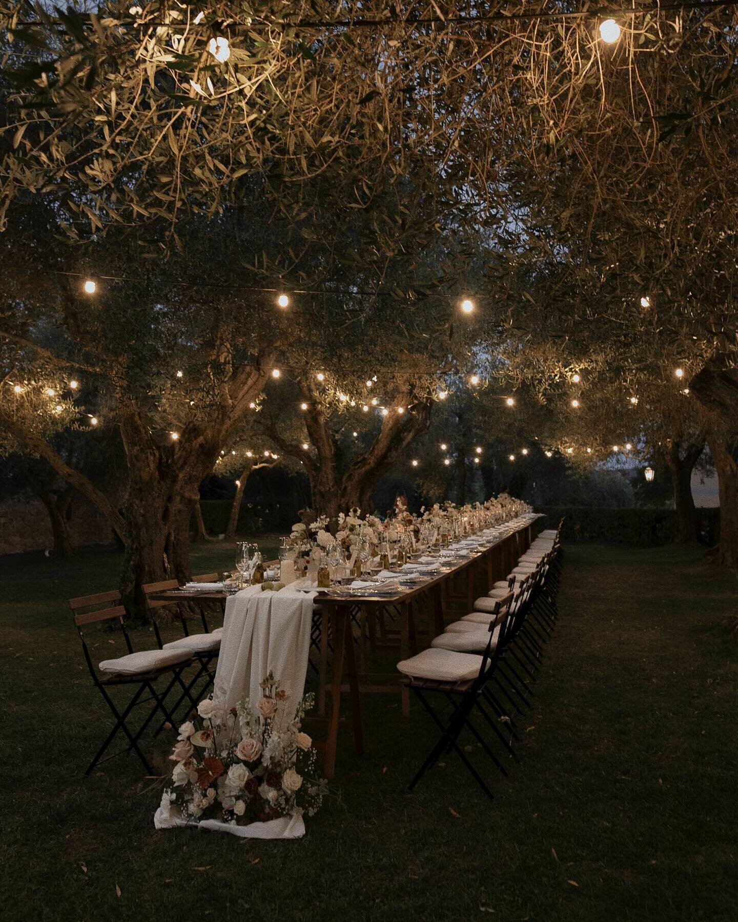 This is the moment when dreams become reality. ✨
Most beautiful table setting &amp; floral arrangements surrounded by olive trees!
I always knew that I wanted an al fresco dinner for our wedding. All the guests sit together at a long table, share Ita
