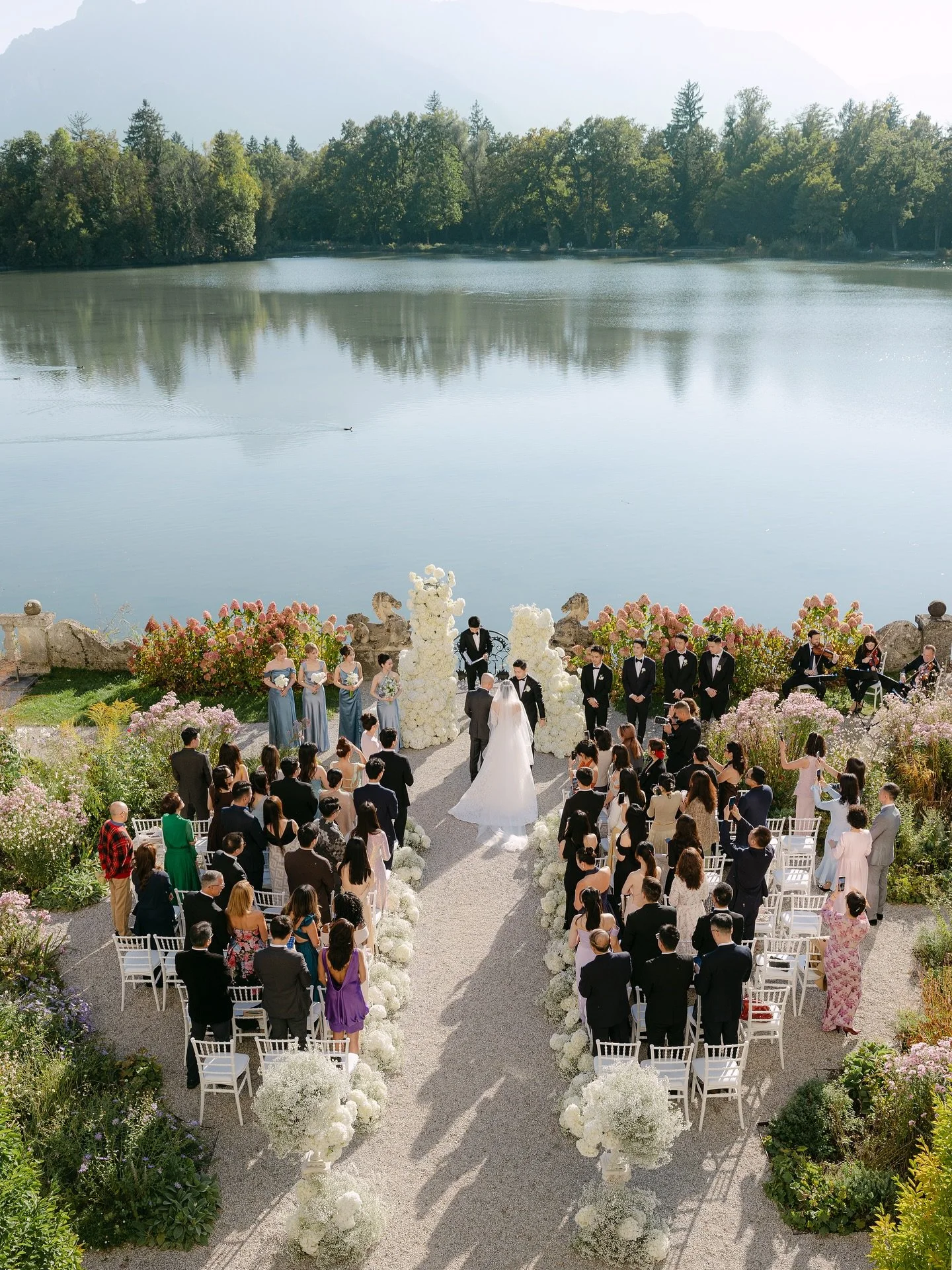 A fairytale wedding at Schloss Leopoldskron 🍂 

A golden autumn day, sparkling light, and the magic of Salzburg &mdash; it couldn&rsquo;t have been more perfect for Xingyue &amp; Peter.

Beautifully planned by @daniela_kainz_weddingsalzburg and brou