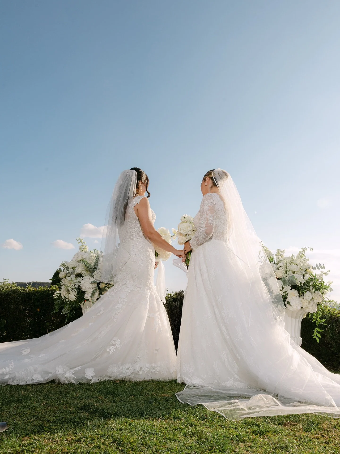 G &amp; Y 🕊️
What a weekend in the Val d&rsquo;Orcia Valley! Late October in full fall glory, two beautiful brides, and so much love, laughter, and golden light.
Here&rsquo;s a little sneak peek from this unforgettable wedding weekend &mdash; can&rs