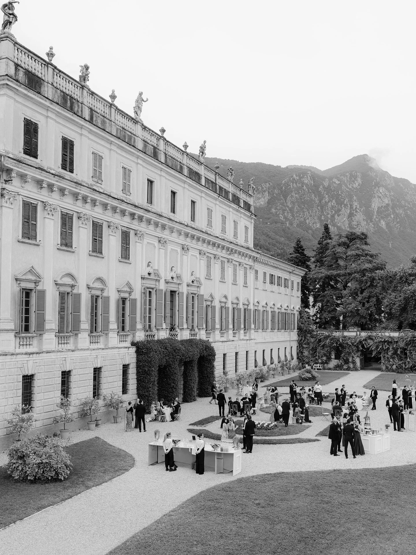Cocktail &amp; Dinner Setting at @villabettoni at Lake Garda.

Planning @lake_garda_weddings_and_events 
@yangchen__t @imnotyourguy1 
Florals @fioriquotidiani
