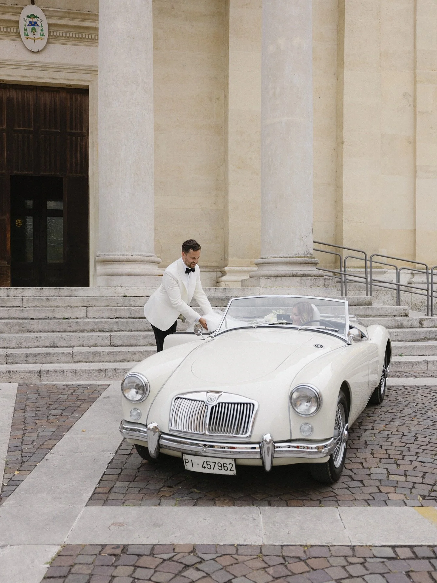 A vintage ride through Verona, ending in the breathtaking @mosconibertani . 

Like a scene from an Italian romance ❤️

#wedding #luxurywedding #weddinginspiration #weddingphotography #weddingstyle #luxuryweddingplanner #destinationwedding #weddingdet
