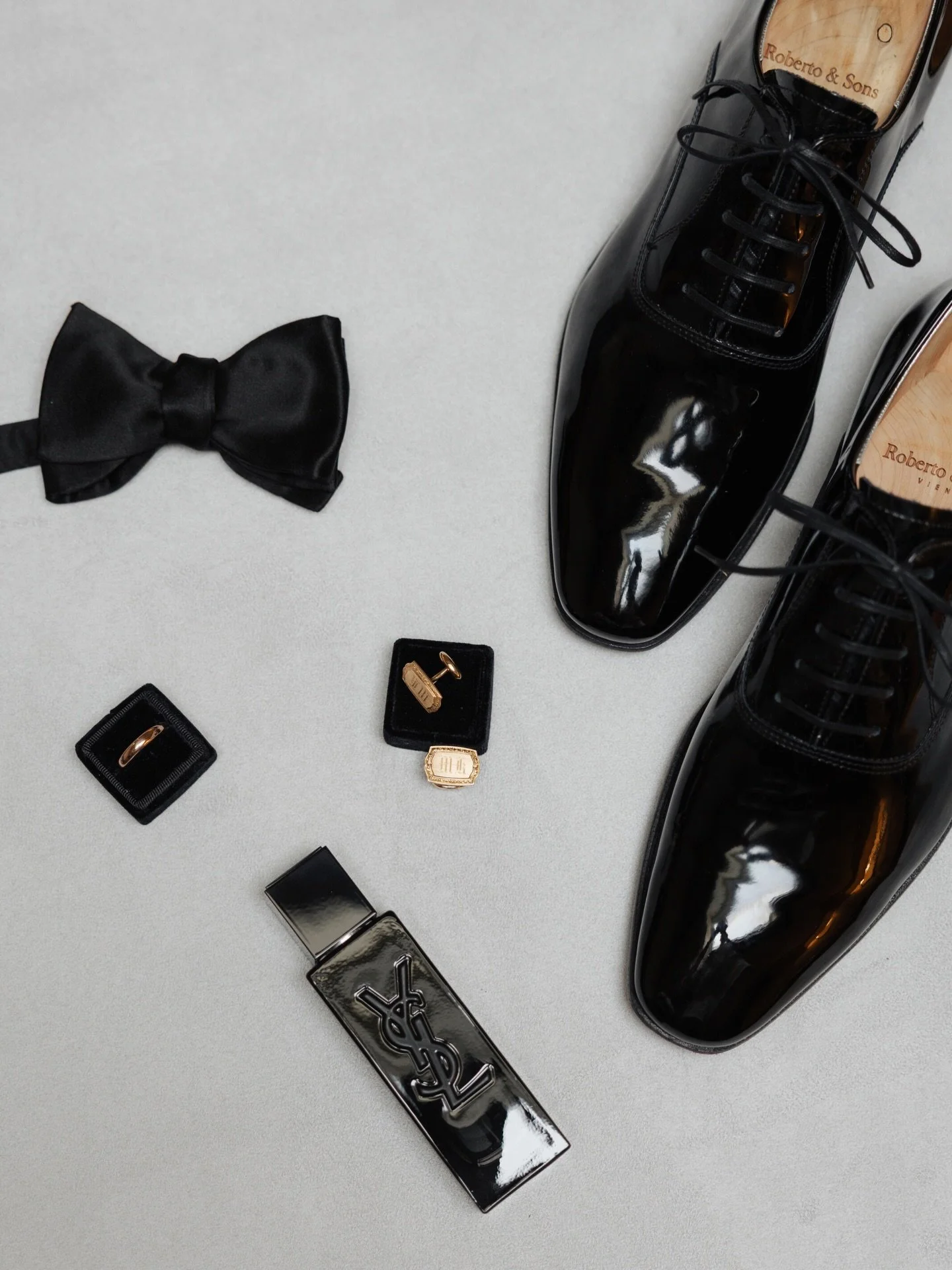 Elegance lives in the details.

A groom&rsquo;s essentials, captured in Verona . Timeless moments for a destination wedding in Italy.

#destinationwedding #veronawedding #melanienedelko #flatlaylove #mosconibertani