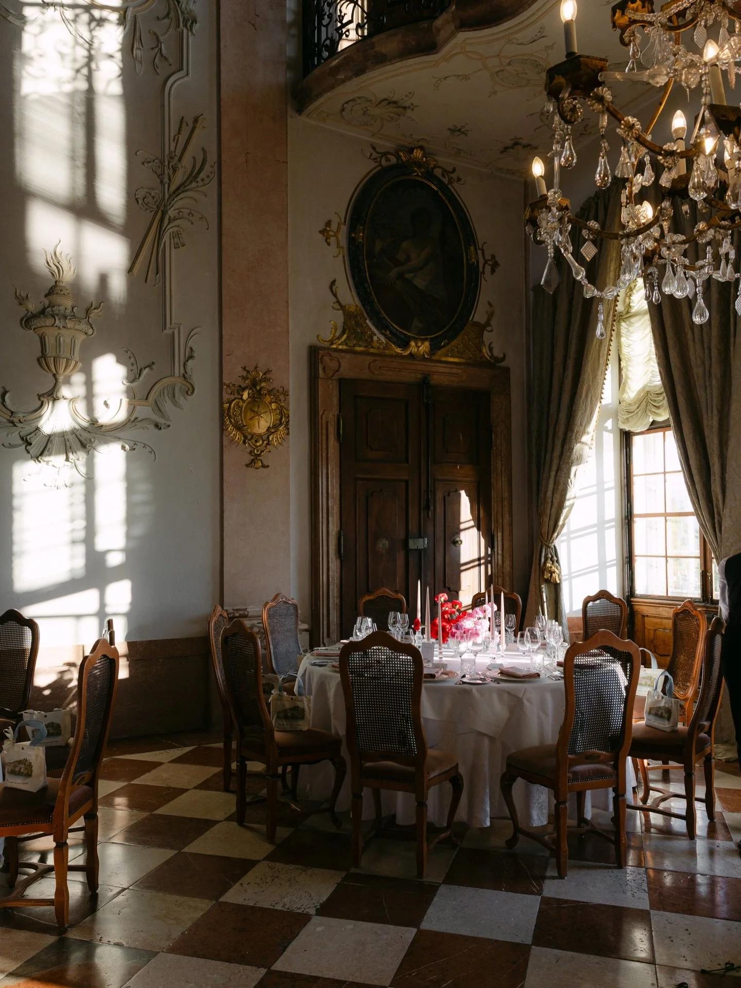 A ballroom that has witnessed centuries of stories.
Bold pink and red blooms by @hanaholdener add a contemporary rhythm to the timeless beauty of @schlossleopoldskron 

Beautifully planned by the one and only @daniela_kainz_weddingsalzburg .

#destin